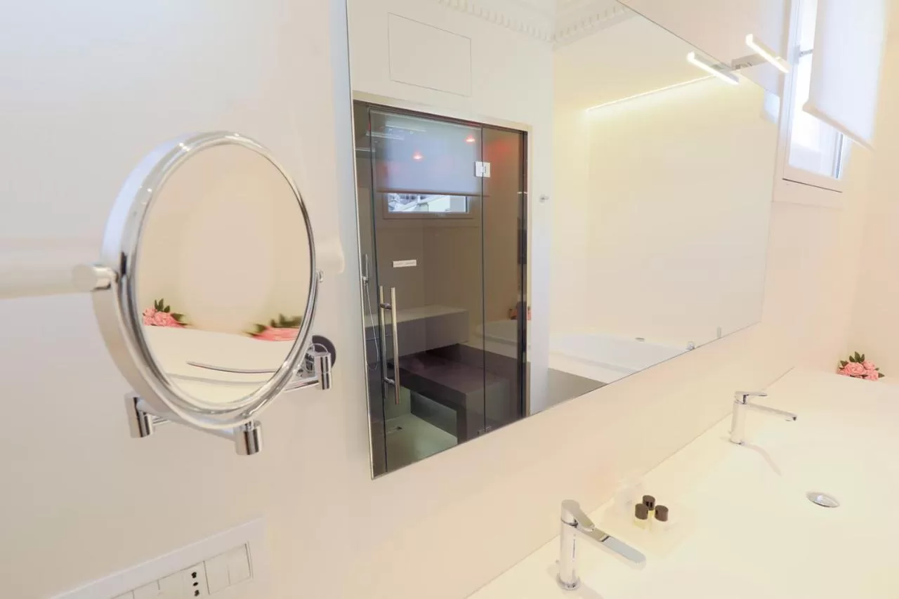 Shower in Grand Hotel Palace