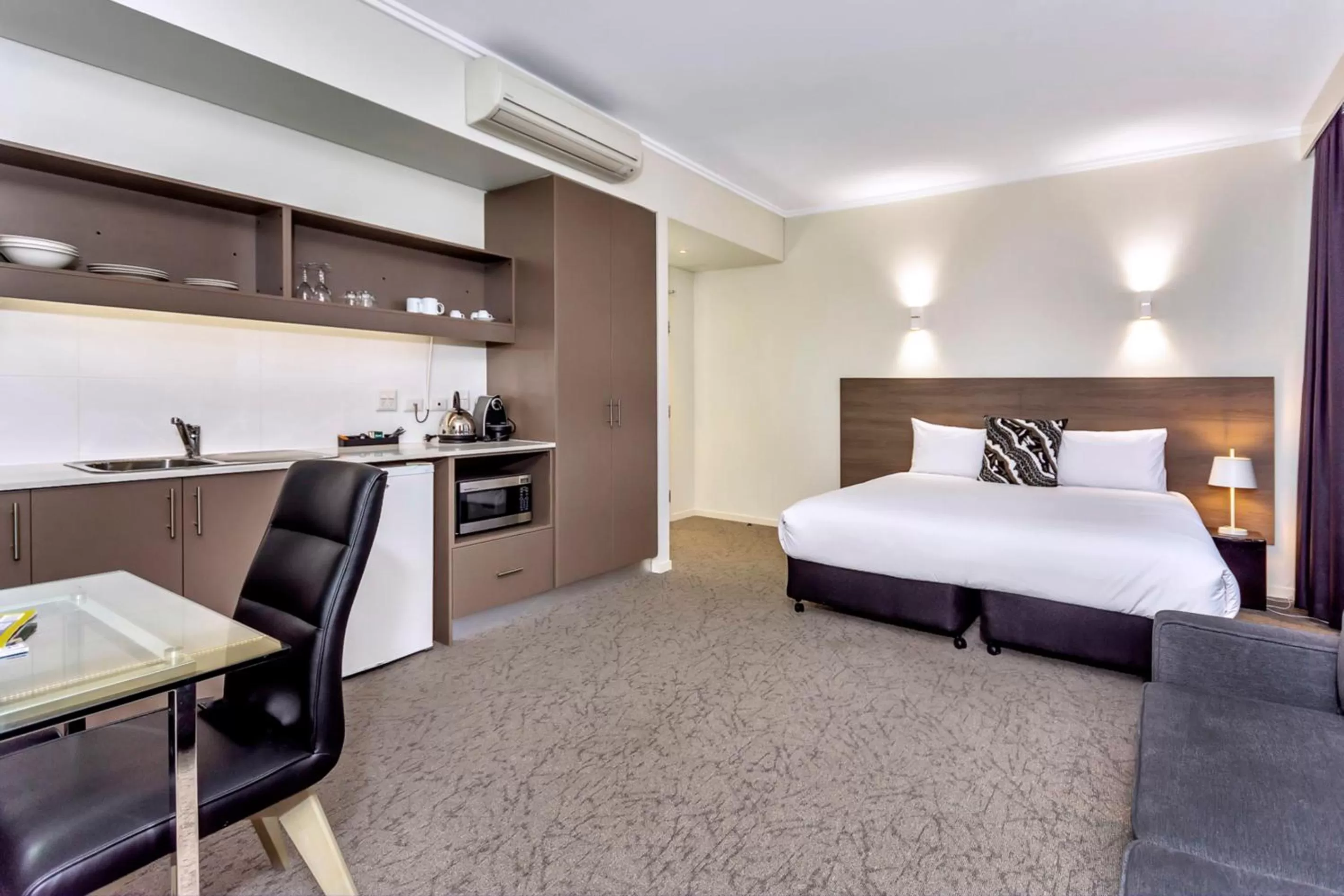 Coffee/tea facilities, Bed in New Haus by Hougoumont Hotel, former Bannister 22