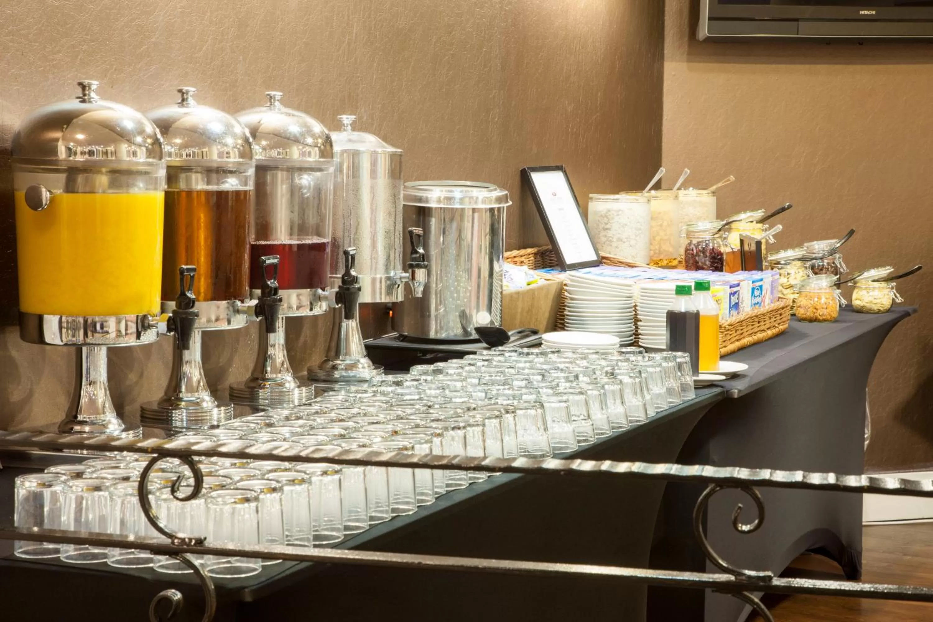 Breakfast in Crowne Plaza Liverpool - John Lennon Airport by IHG