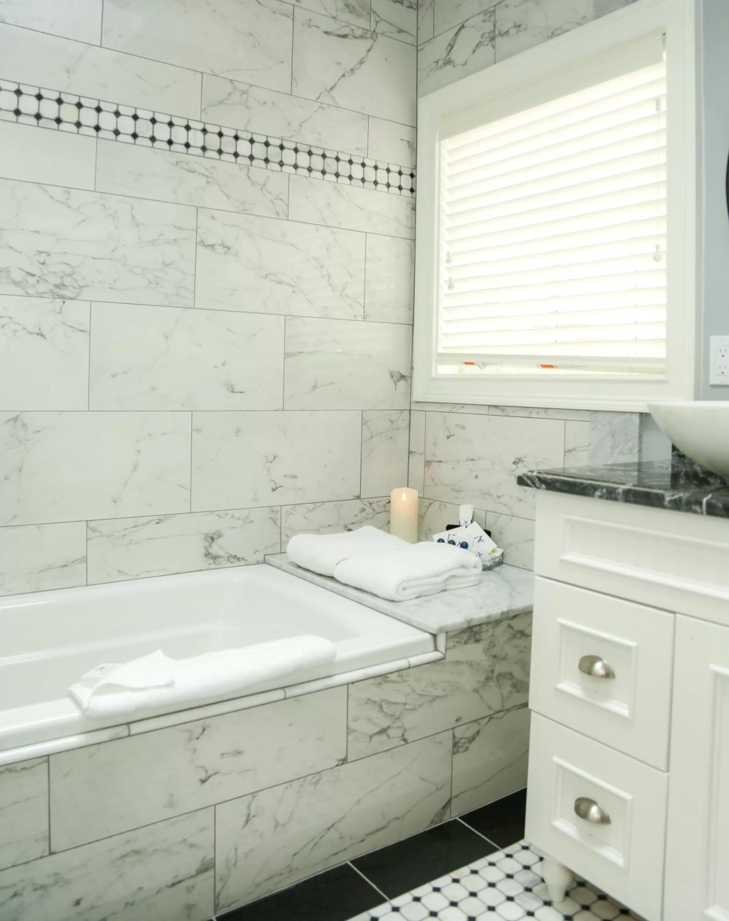 Bath in Almondy Inn Bed & Breakfast