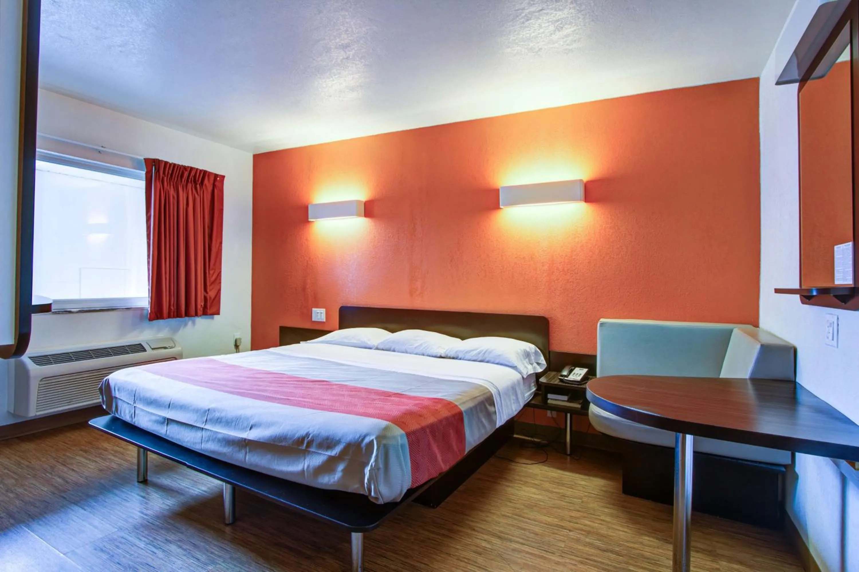 TV and multimedia, Bed in Motel 6-Richfield, OH