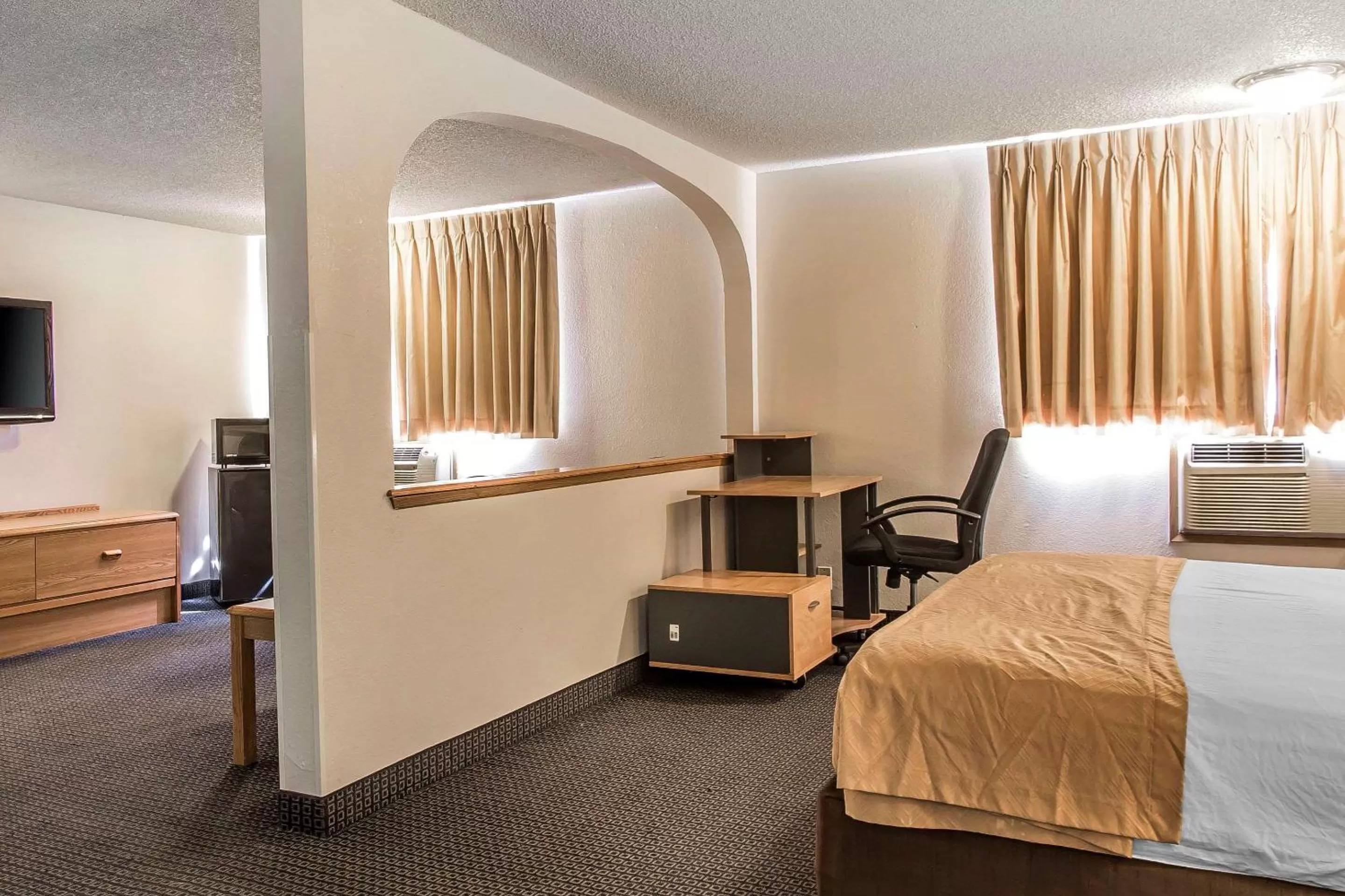 Photo of the whole room, Bed in Econo Lodge Inn & Suites Clinton