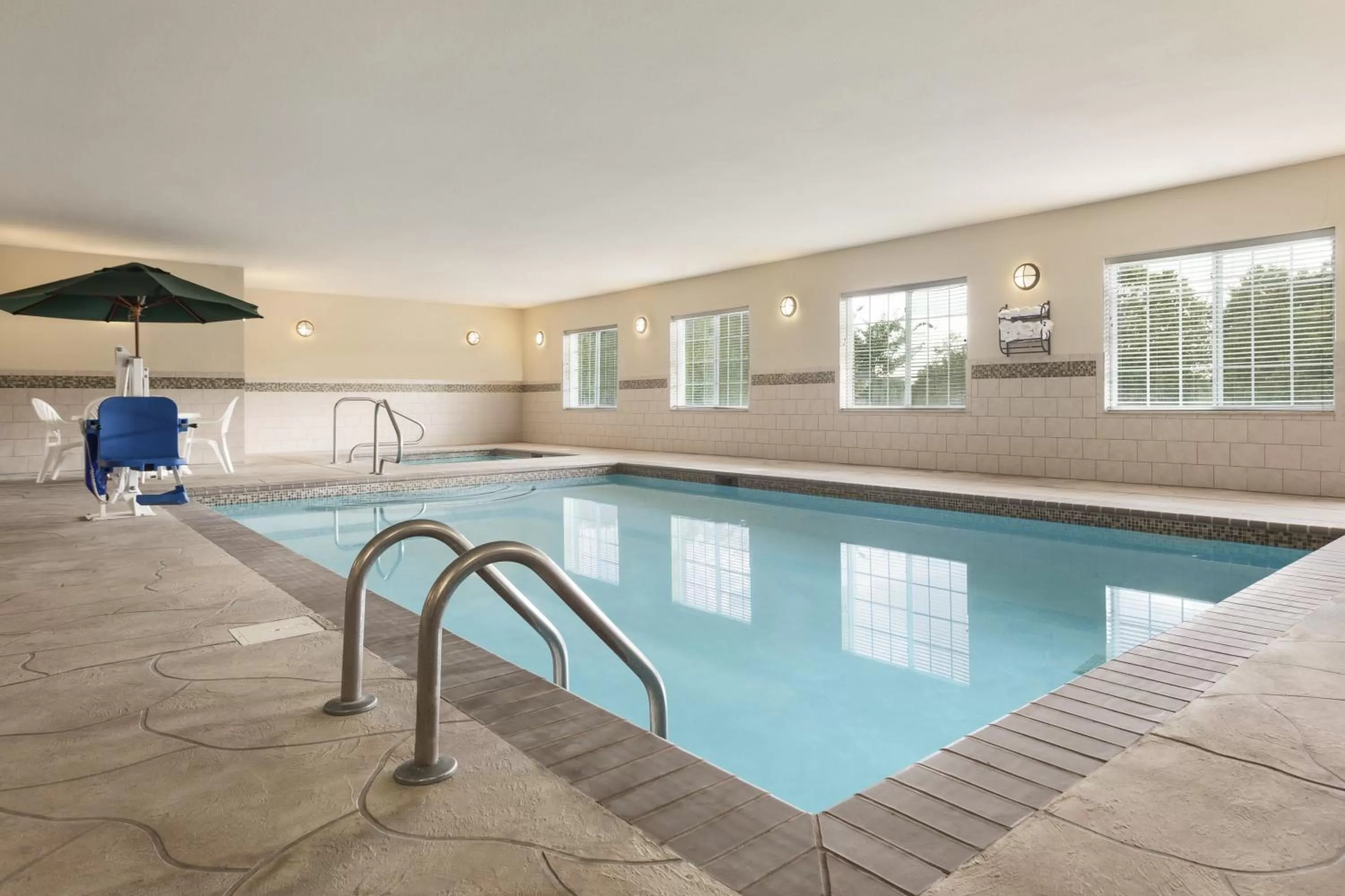 Swimming pool in Country Inn & Suites by Radisson, Madison, AL