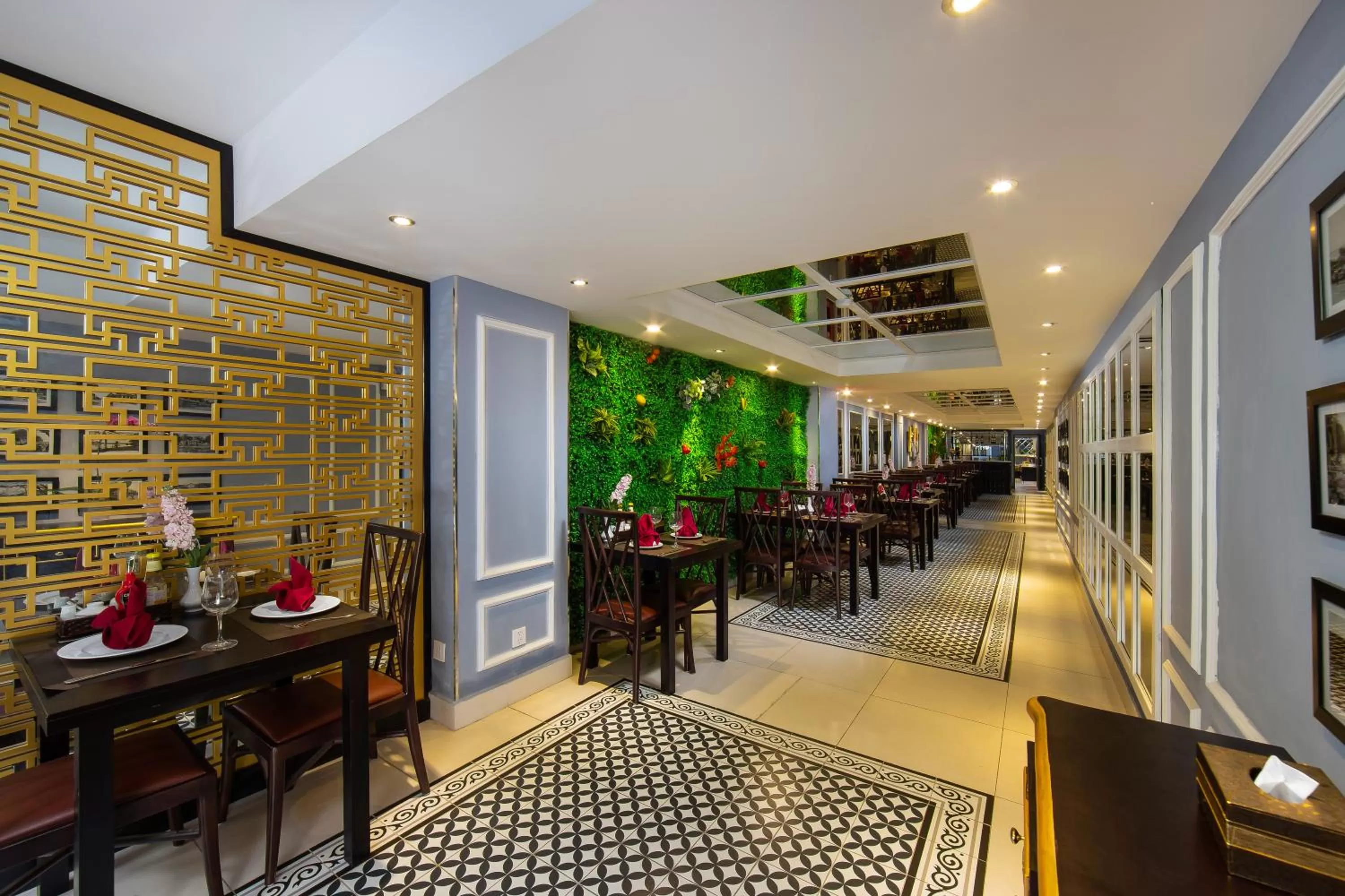 Restaurant/places to eat in 22land Residence Hotel 71 Hang Bong Premium