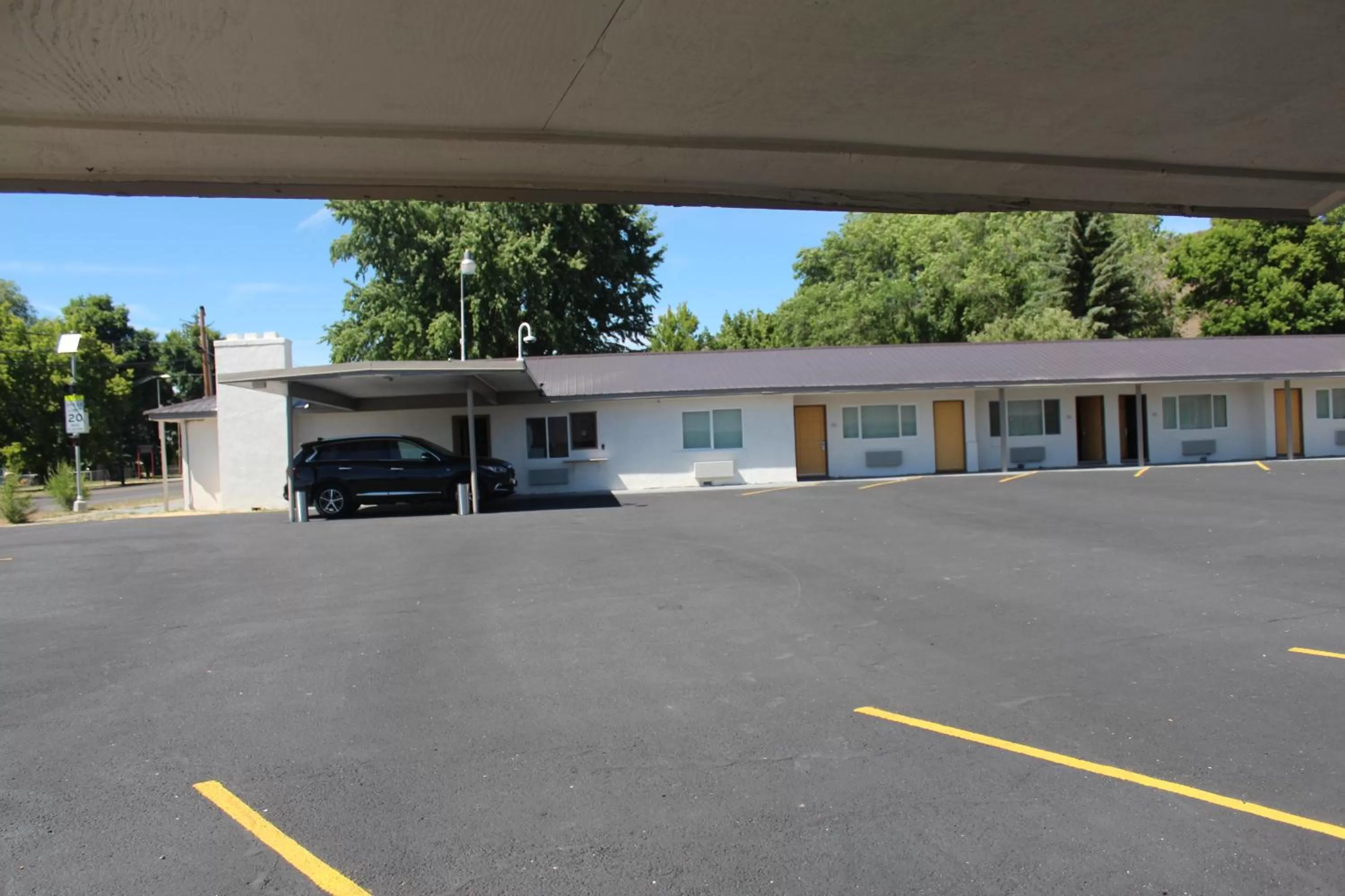 Parking in Oregon Trail Inn and Suites