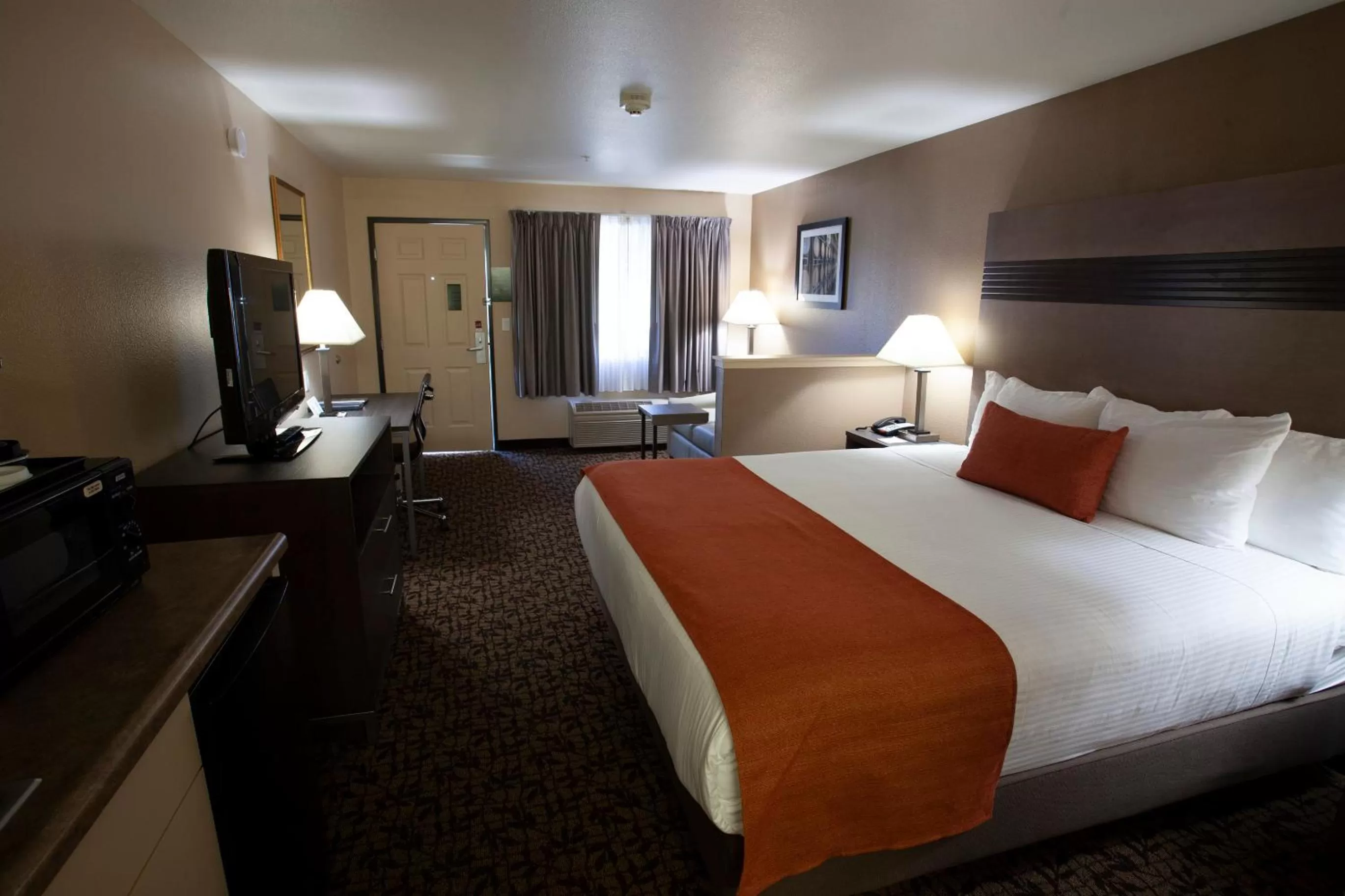 Bed in Hawthorn Suites by Wyndham Napa Valley