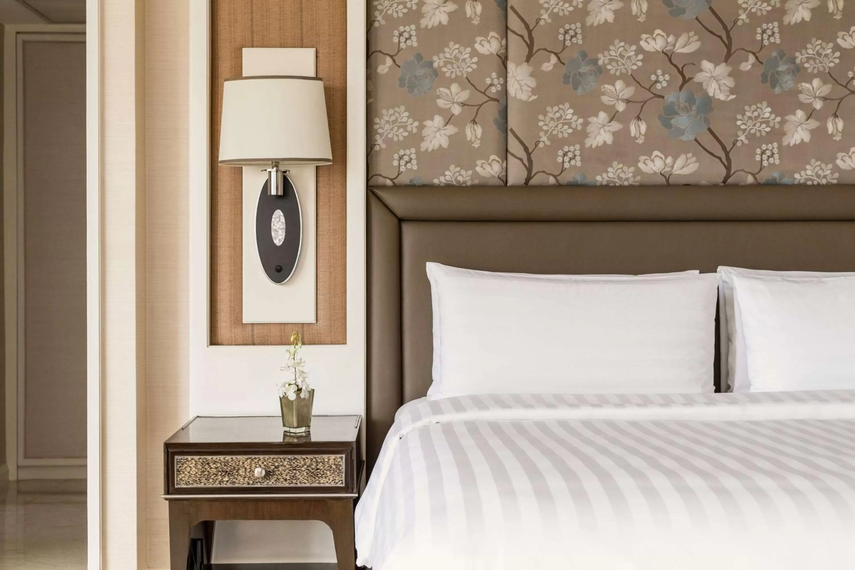 Bedroom, Bed in Edsa Shangri-La, Manila