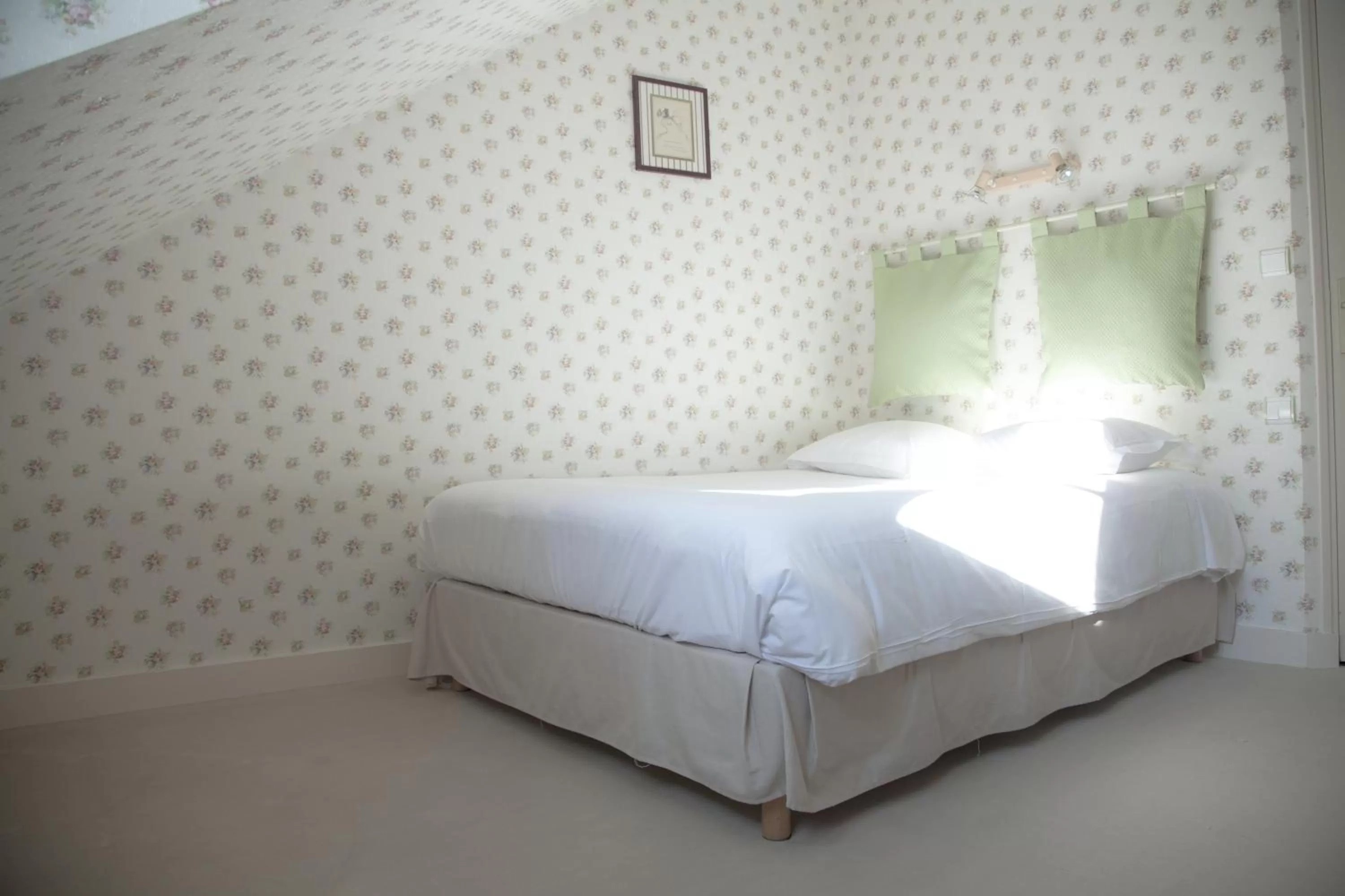 Photo of the whole room, Bed in Hôtel Du Manoir