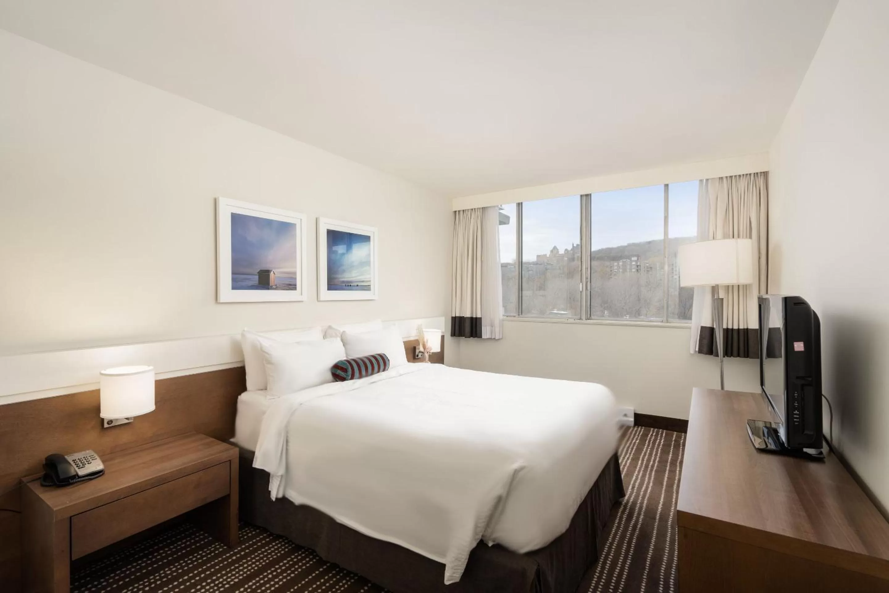 Bed in Hôtel 2170 Lincoln Downtown Montreal