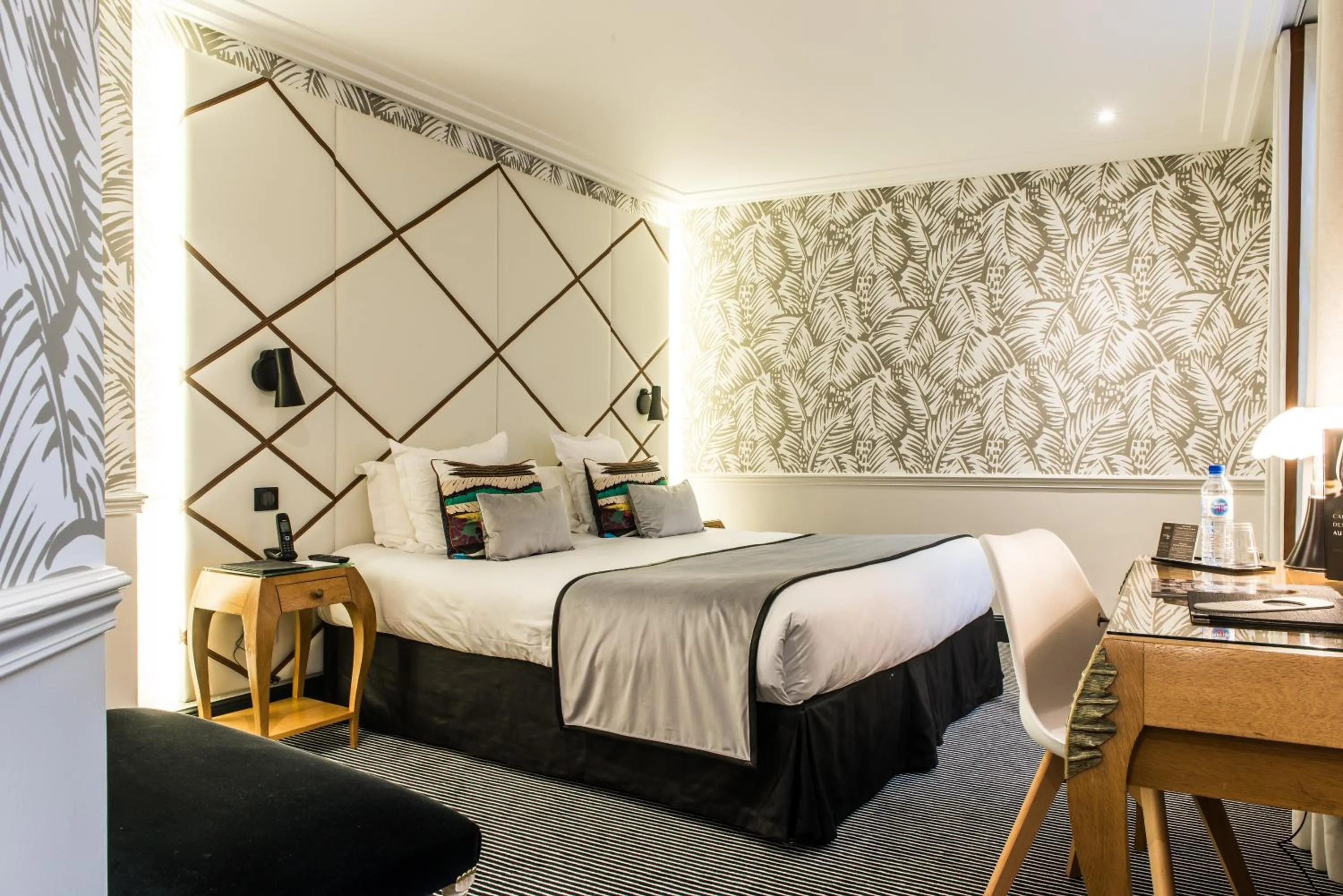 Bed in Hôtel Jardin Le Bréa