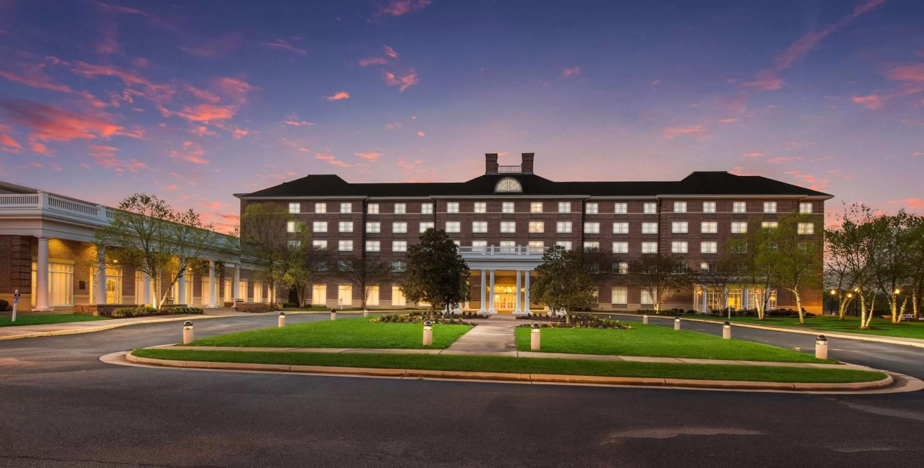 Property building in Hilton Garden Inn Suffolk Riverfront