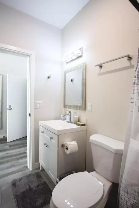 Bathroom in Luxurious Studio in Heart of San Diego w Cali King