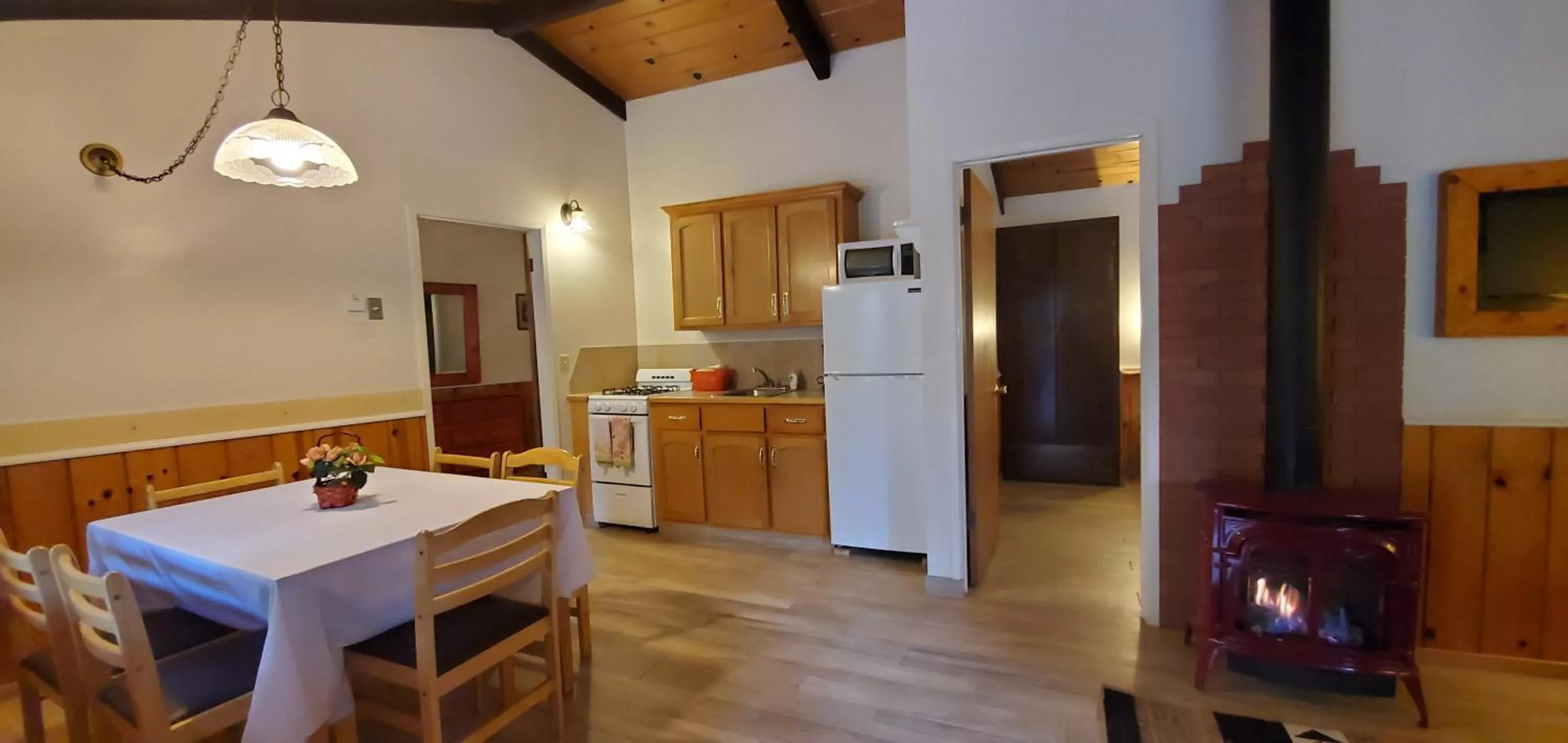 Kitchen or kitchenette, Dining Area in Fern River Resort