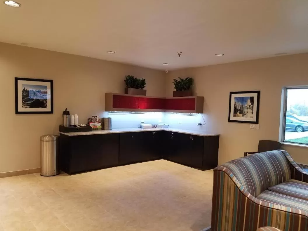 Lobby or reception, Bed in Ramada by Wyndham Glendale Heights/Lombard