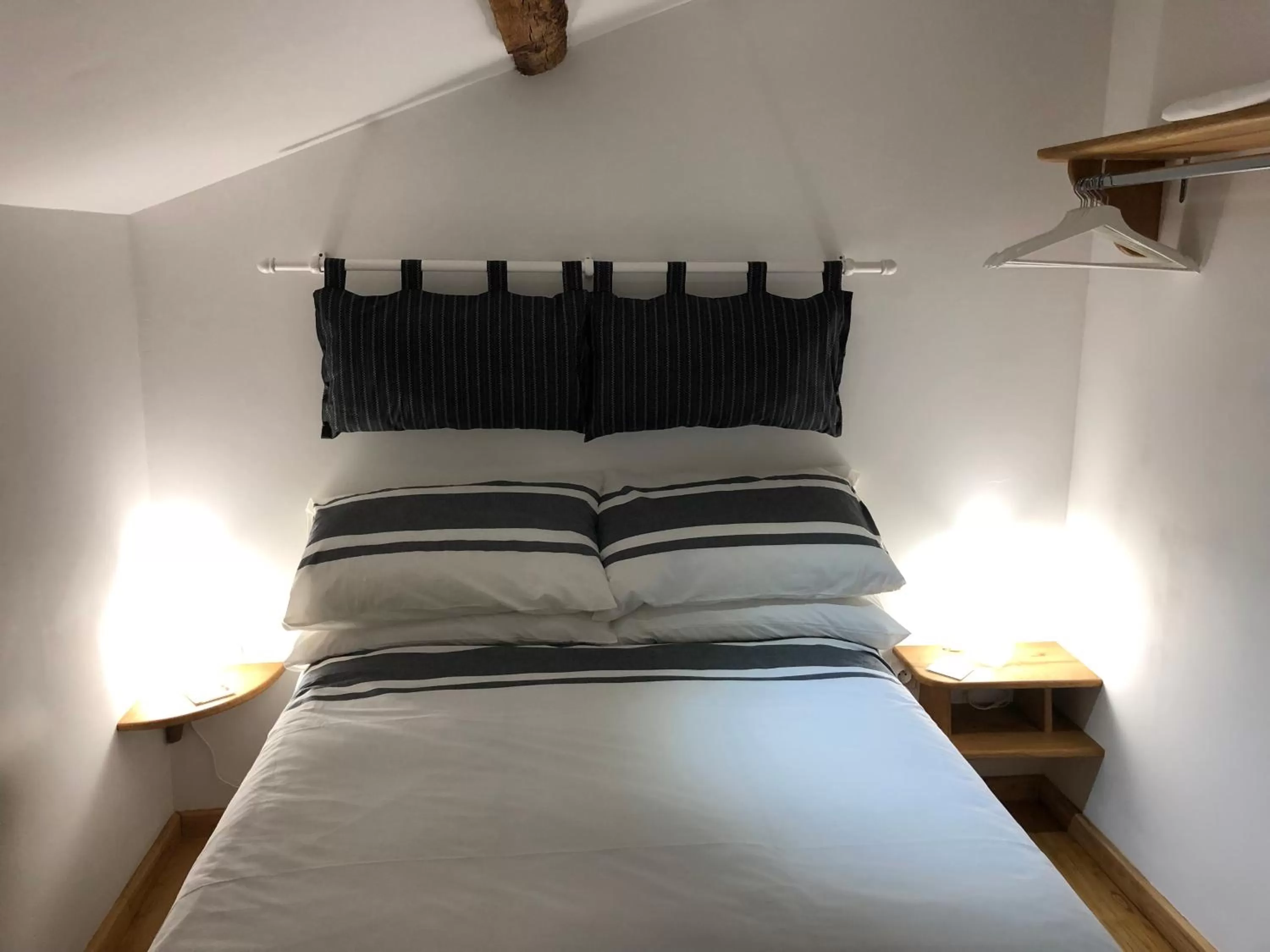 Bedroom, Bed in The Walnut Tree Chambre d'Hotes