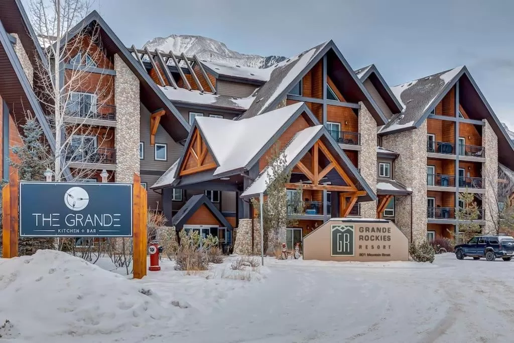 Property building in Mountain Retreat, Pool & Hot Tub, BBQ, Patio, King Bed, Sleeps 6!