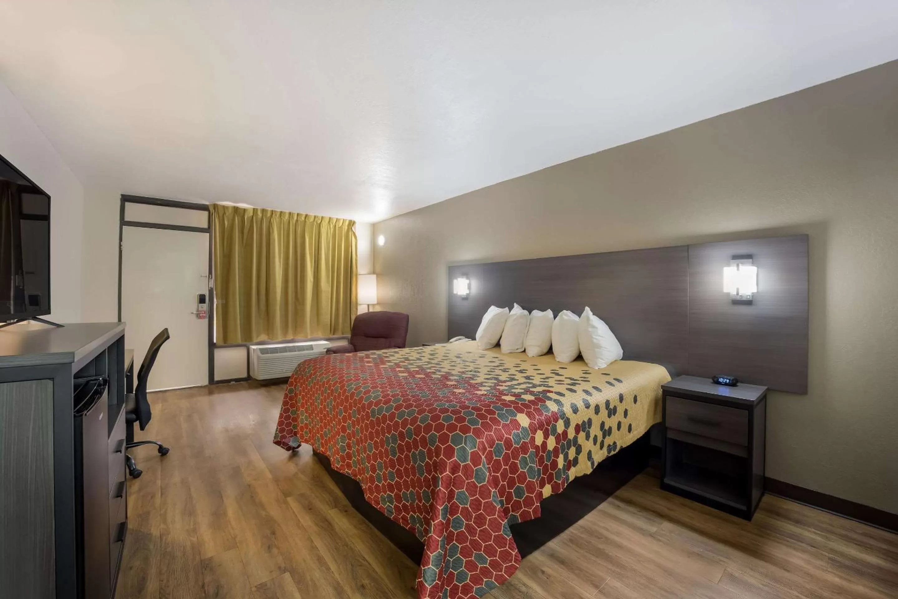 Bedroom in Econo Lodge Live Oak