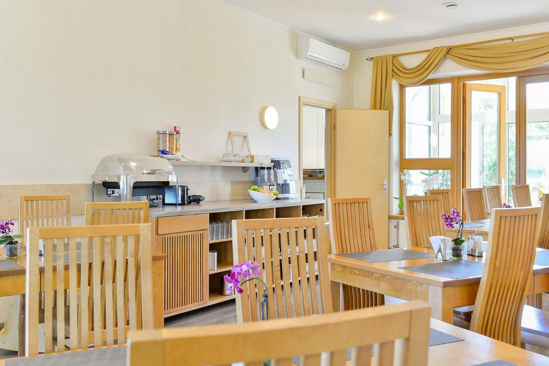 Restaurant/places to eat in Superior Hotel Vantis Riverside