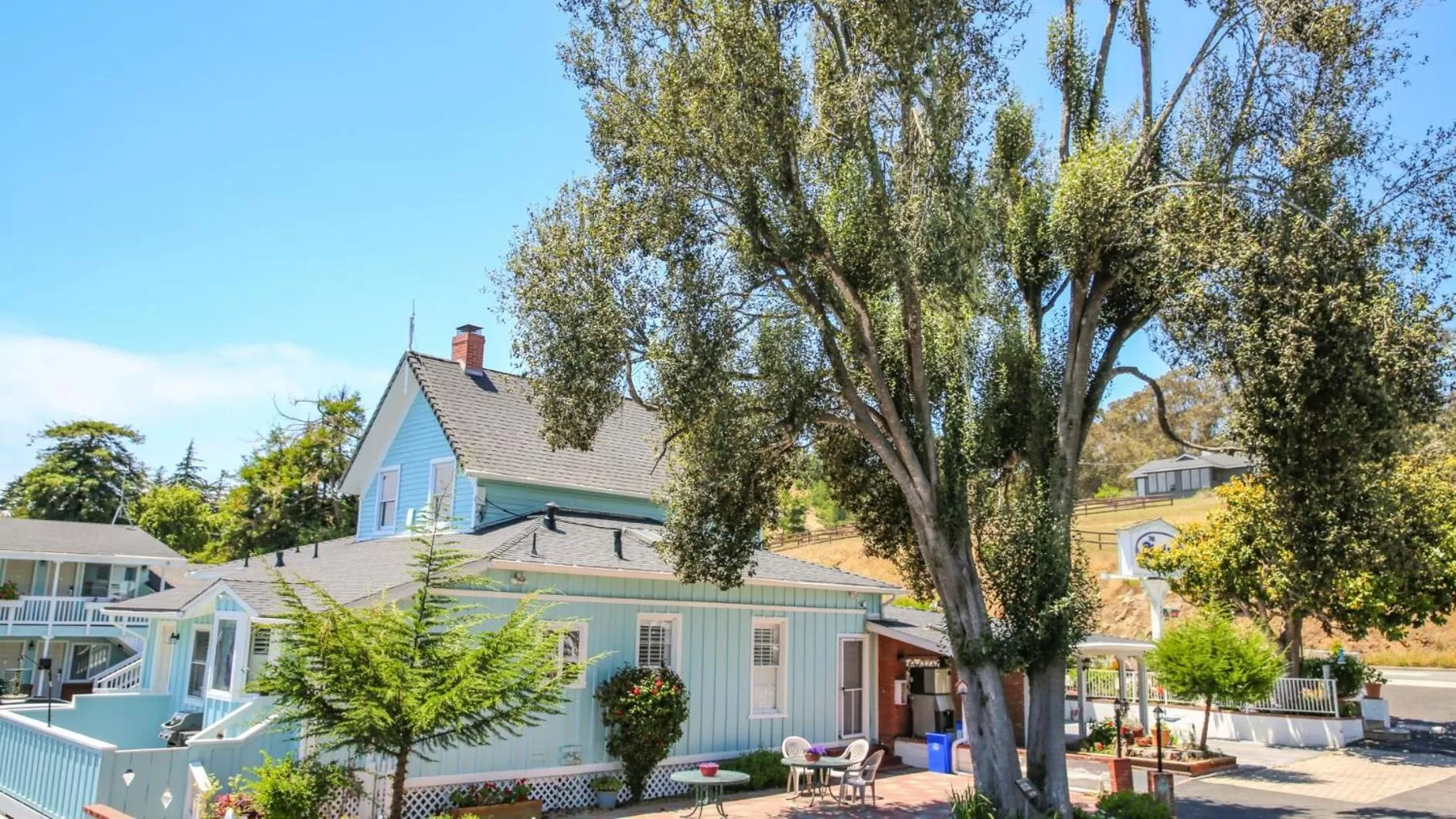 Property building in Bluebird Inn