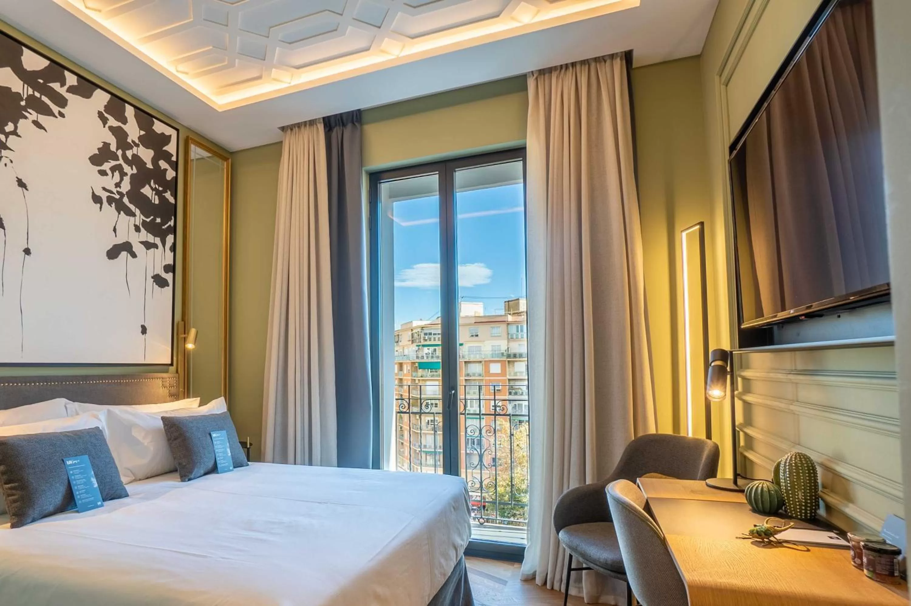 Photo of the whole room, Bed in L&H Gran Vía Valencia