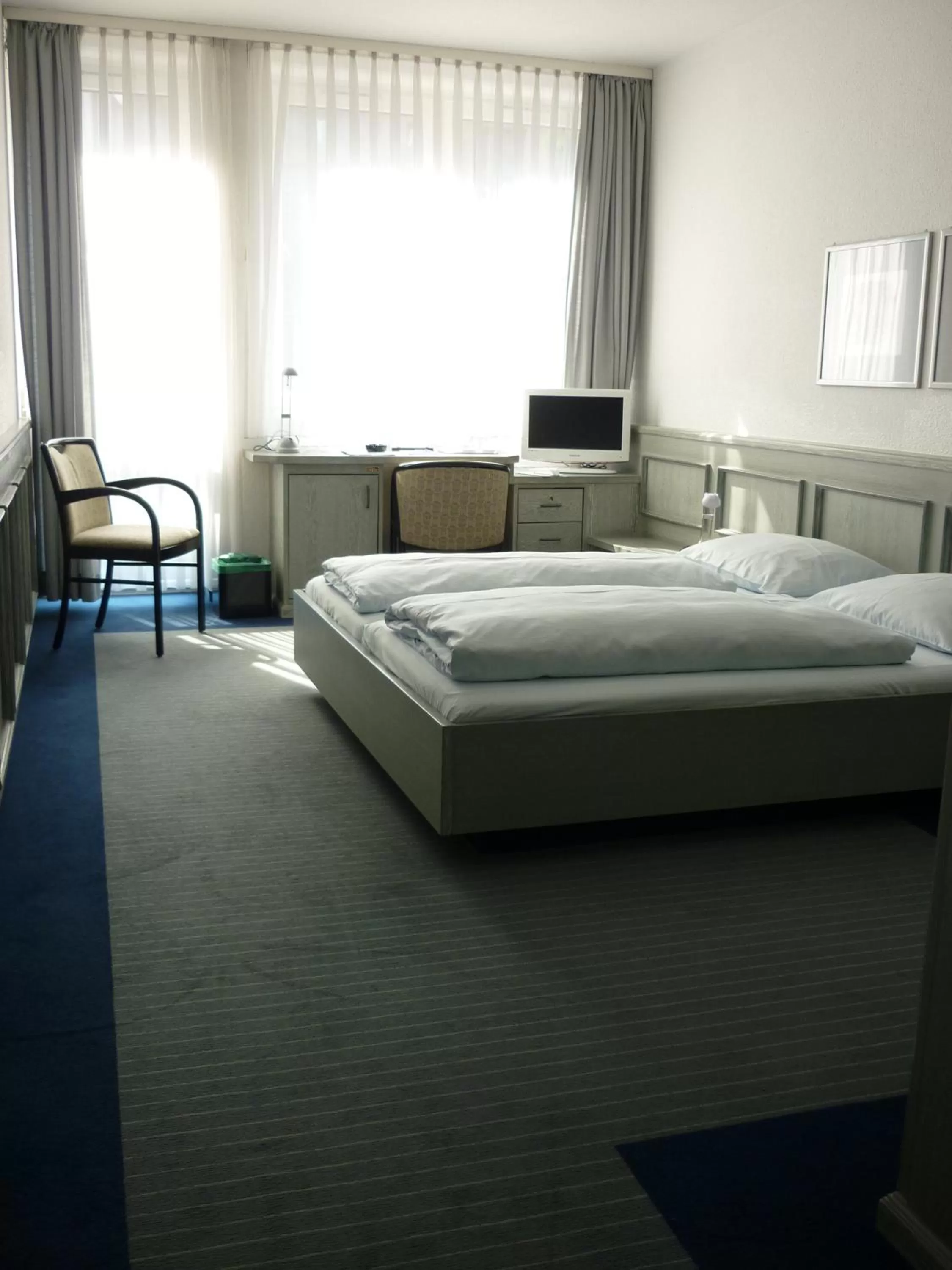 Photo of the whole room, Bed in Avenue Hotel