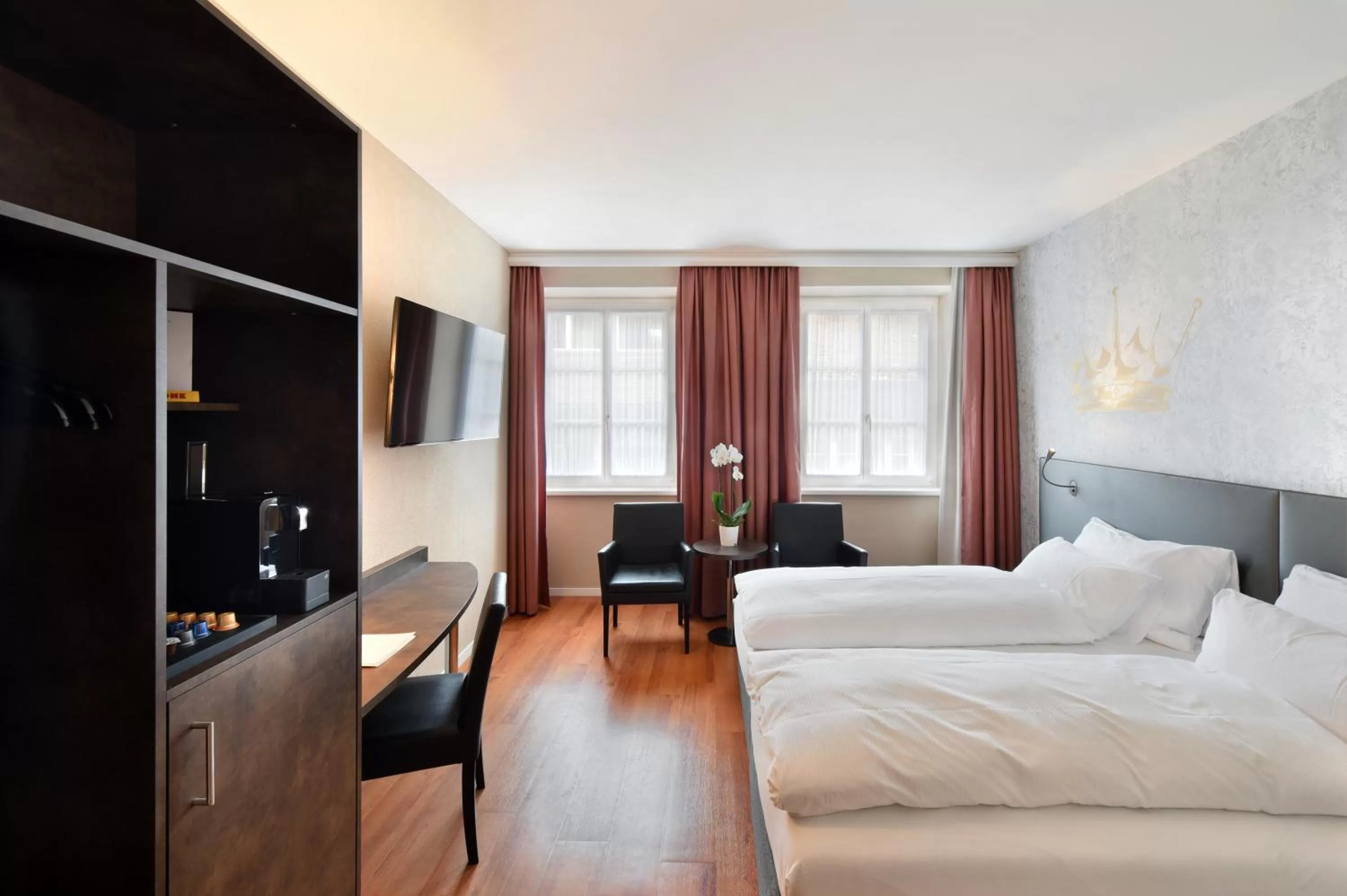 Photo of the whole room, Bed in Altstadt Hotel Krone Luzern