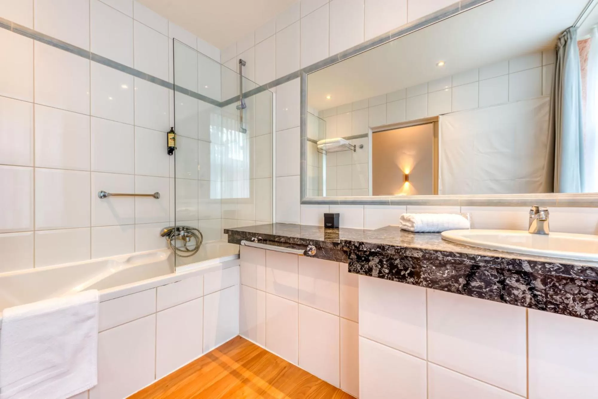 Shower in Hôtel Imperi'Ale