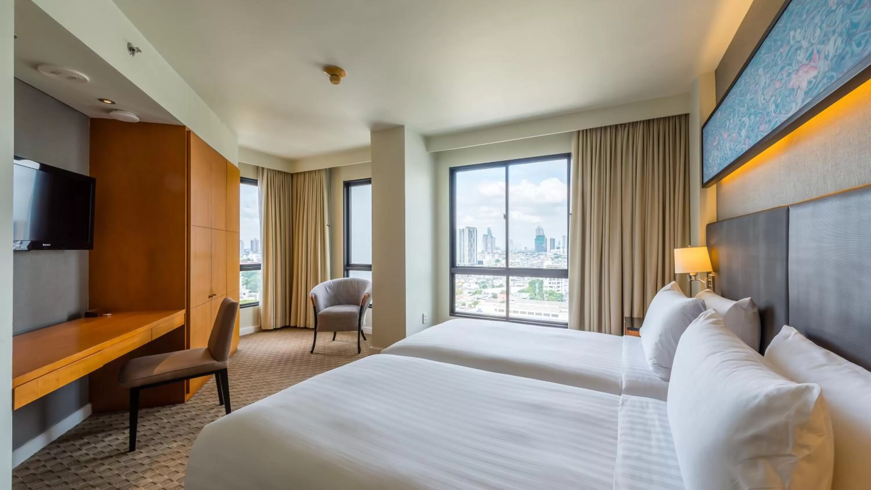 Communal lounge/ TV room, Bed in Chatrium Sathon Bangkok