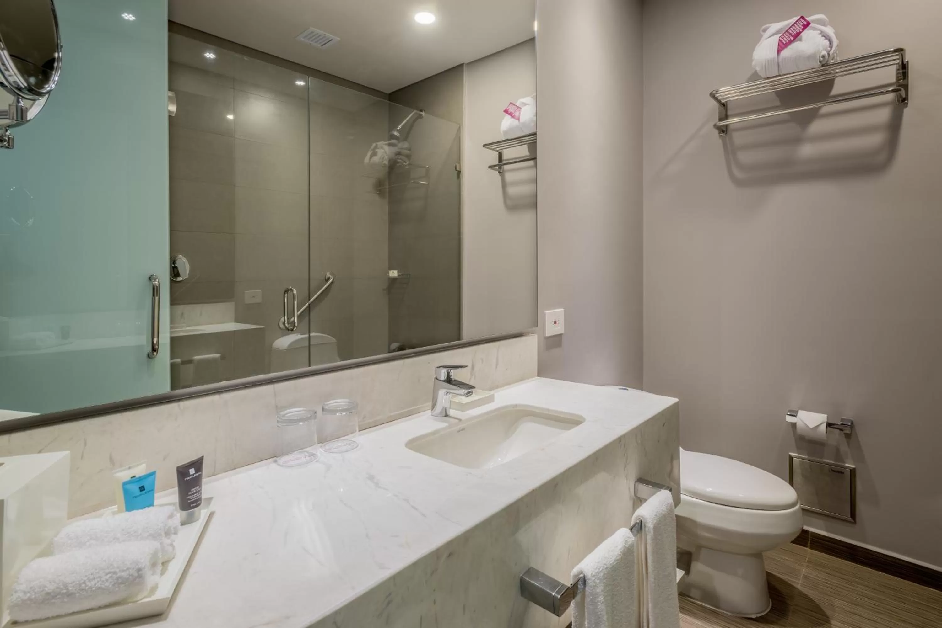Bathroom in Crowne Plaza Barranquilla by IHG