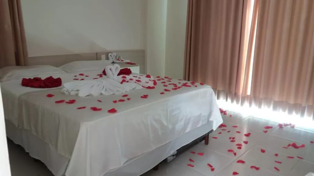 Bedroom, Bed in Ocean View Hotel