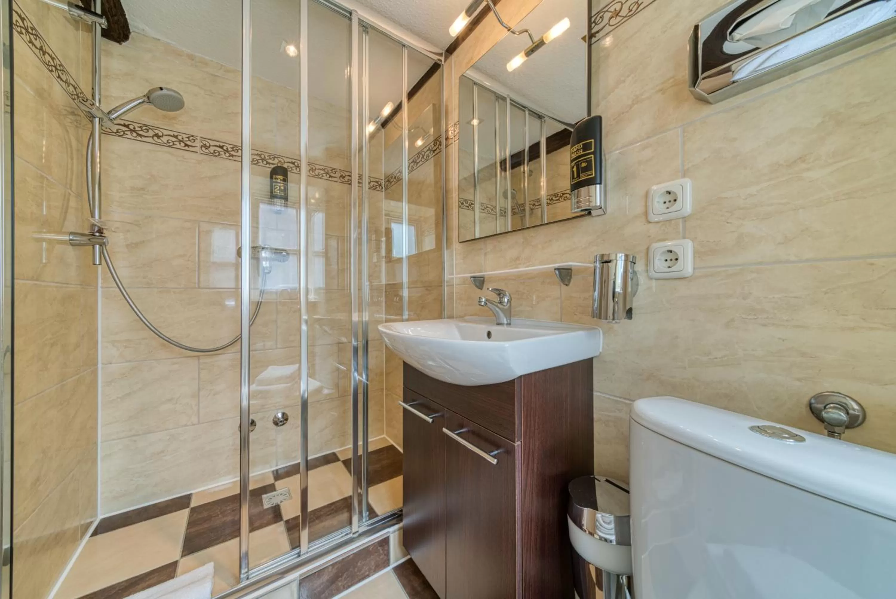 Shower in Hotel Am Fischmarkt