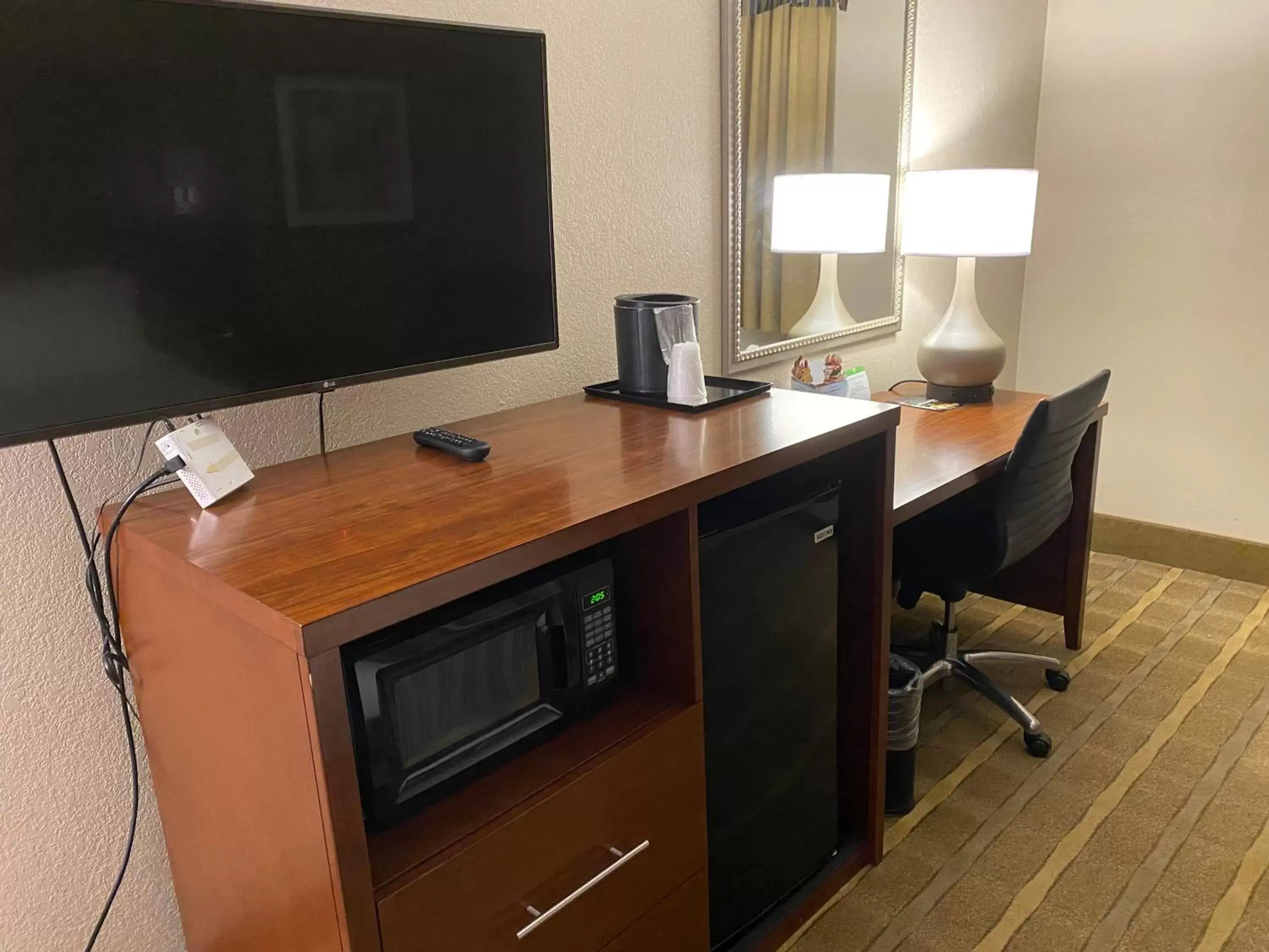 Mobility Accessible 1 King Bed Non Smoking, Free Wi-Fi in Wyndham Garden Warsaw Mobility Accessible 1 King Bed Non Smoking, Free Wi-Fi in Wyndham Garden Warsaw