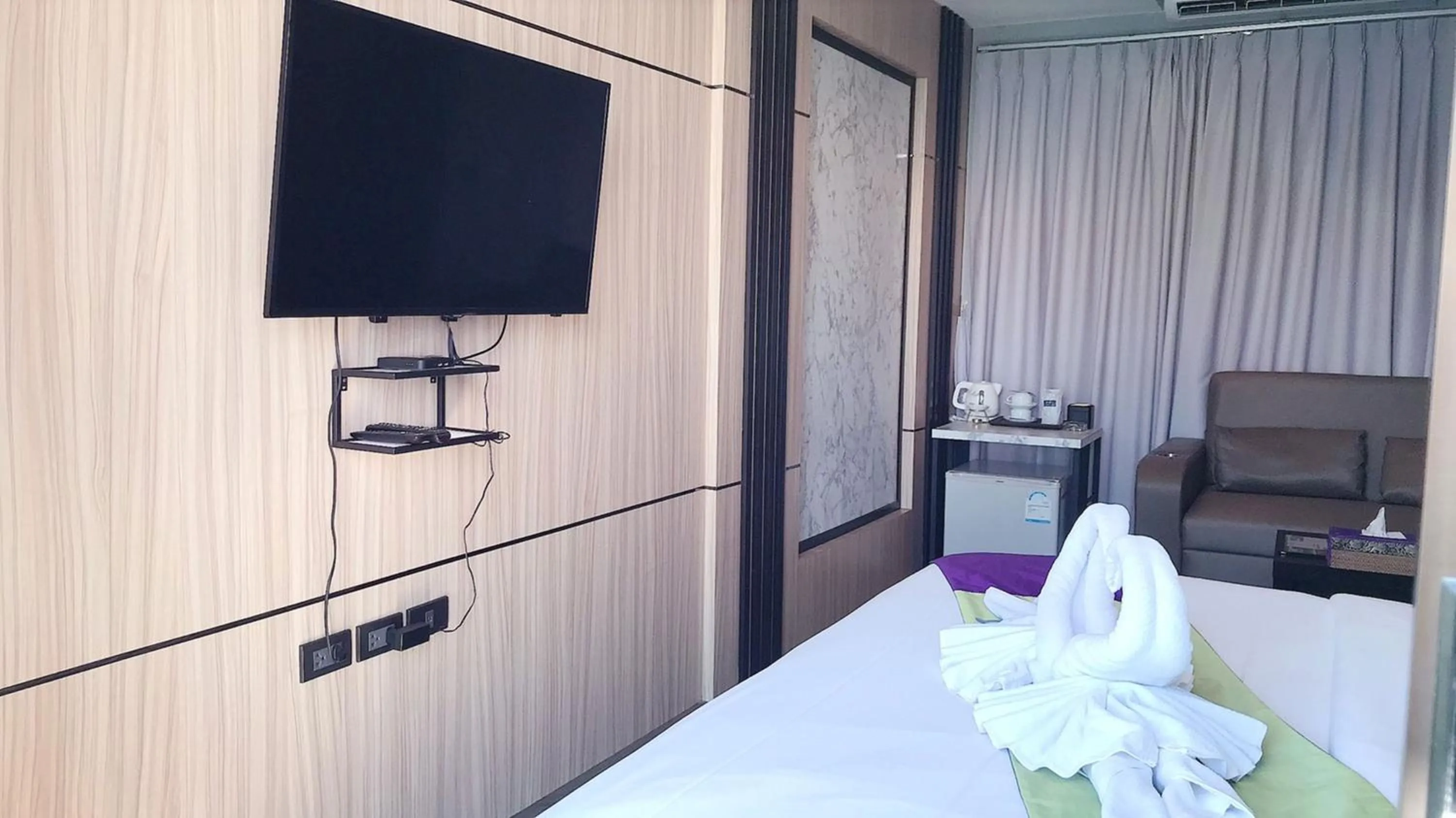 Communal lounge/ TV room, Bed in Cliff Lanta Suite-Koh Lanta Krabi