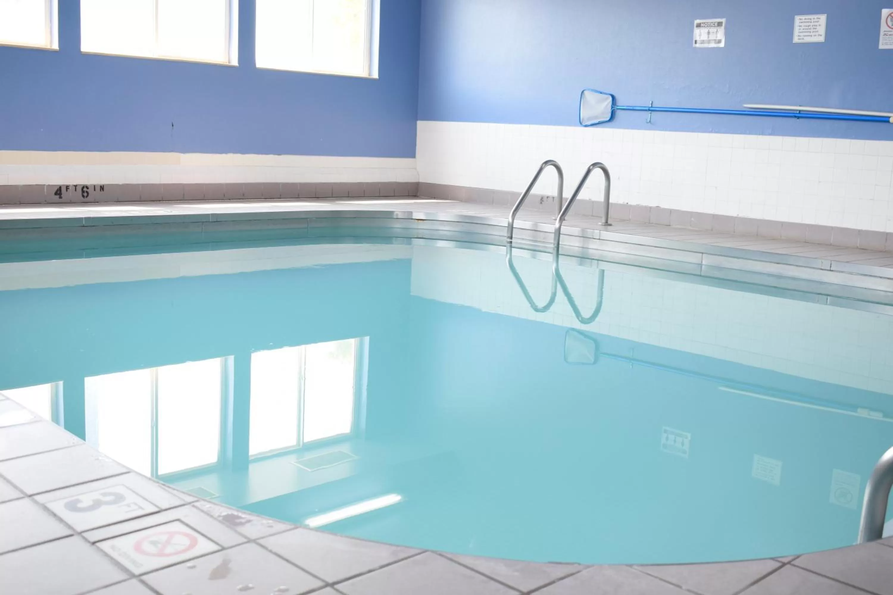 Swimming pool in Days Inn by Wyndham Sioux City