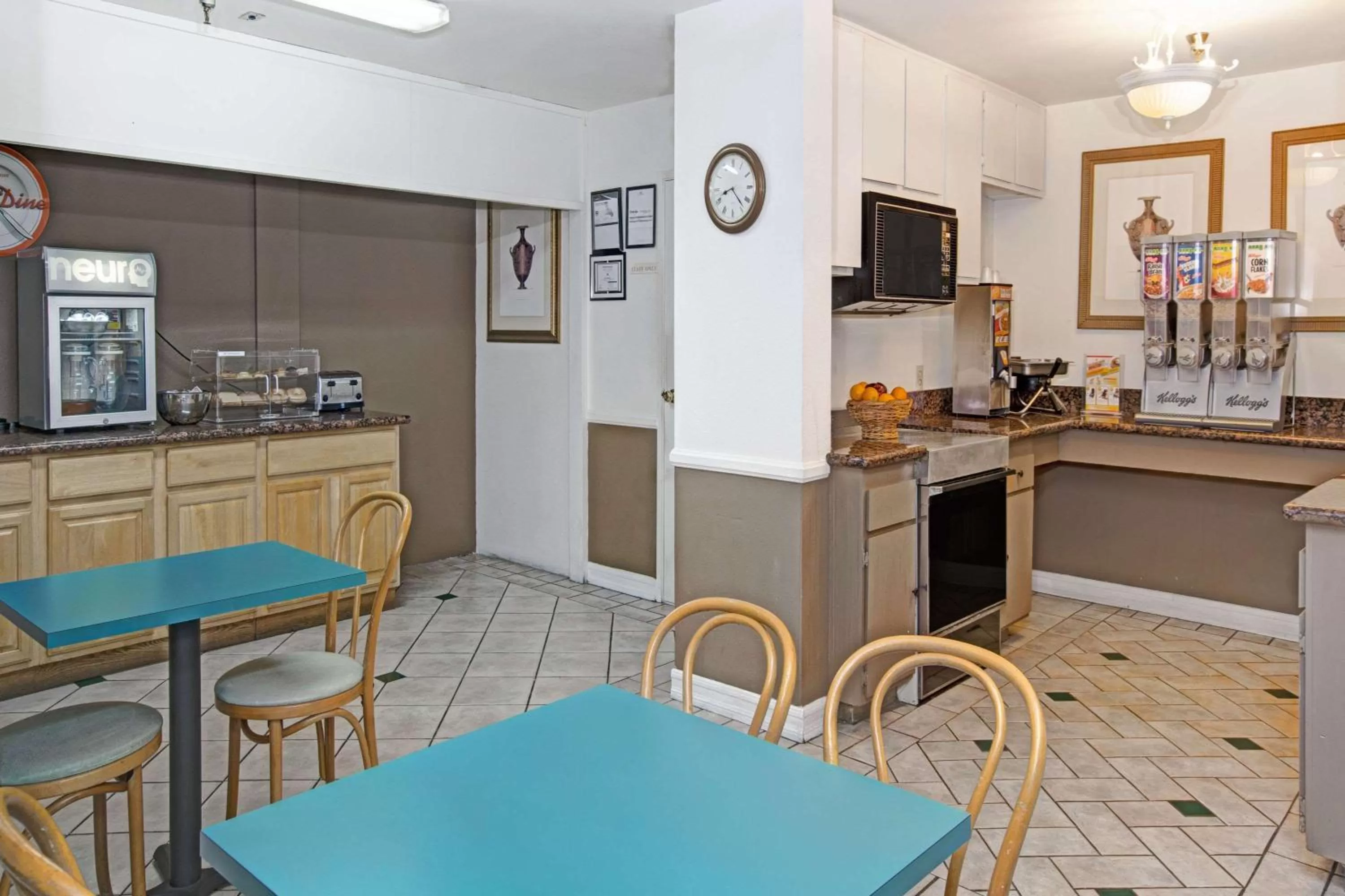 Restaurant/places to eat in Howard Johnson by Wyndham Torrance