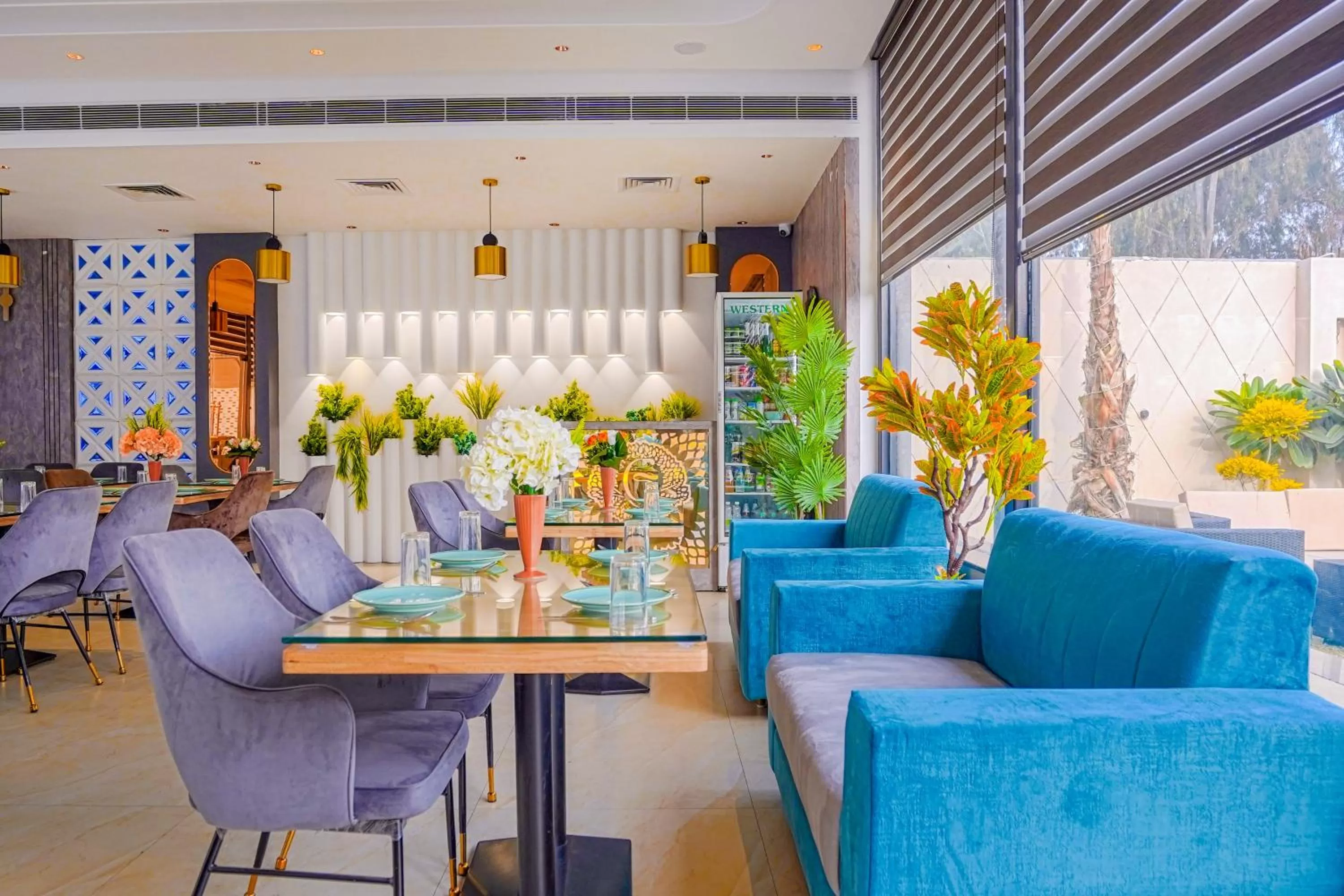 Restaurant/places to eat, Seating Area in Greenwood Villa By Levelup