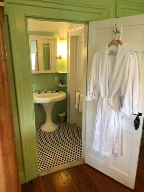 Elmwood 1820 Bed & Breakfast Inn