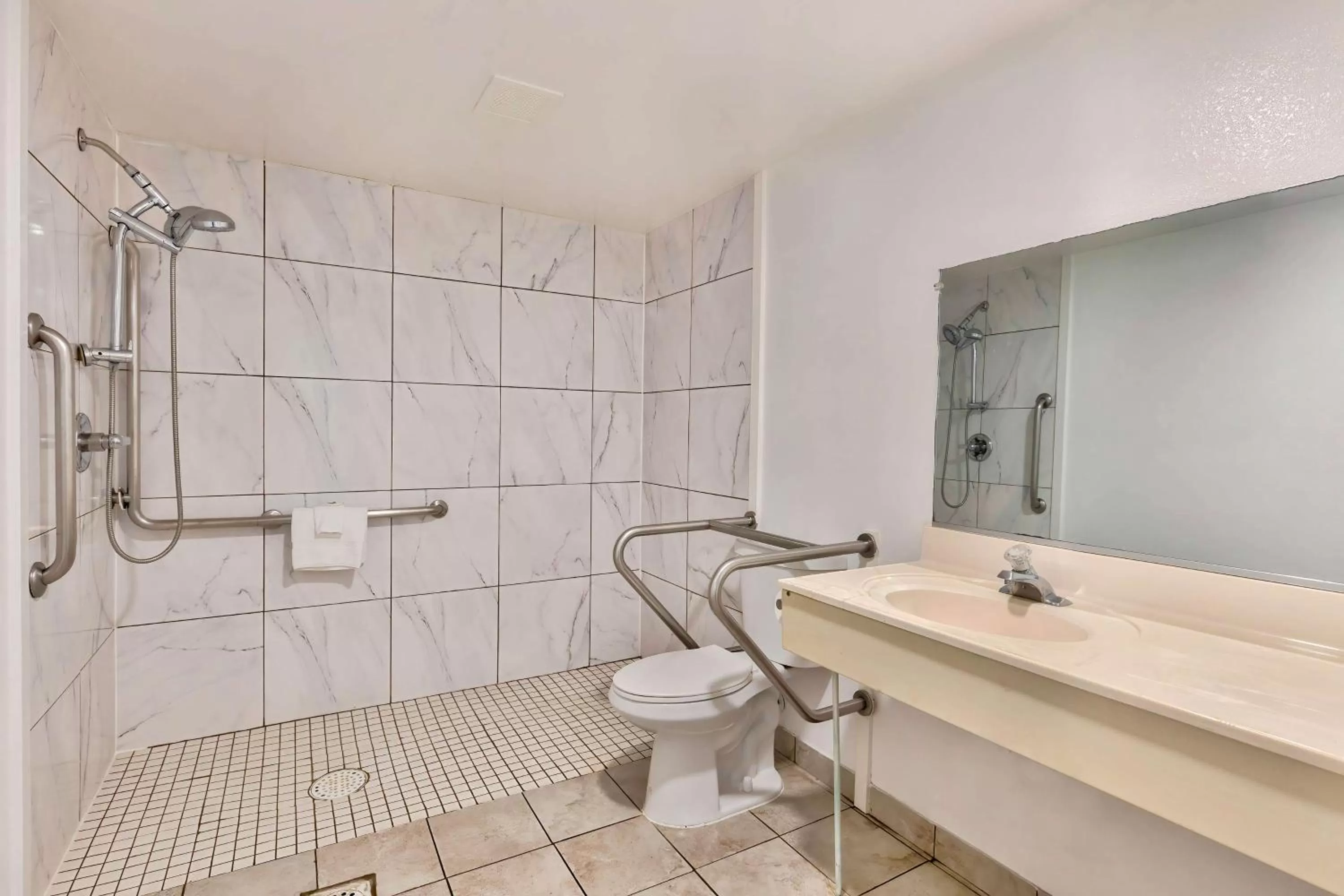 Bathroom in Motel 6-Falls Church, VA - Arlington Boulevard