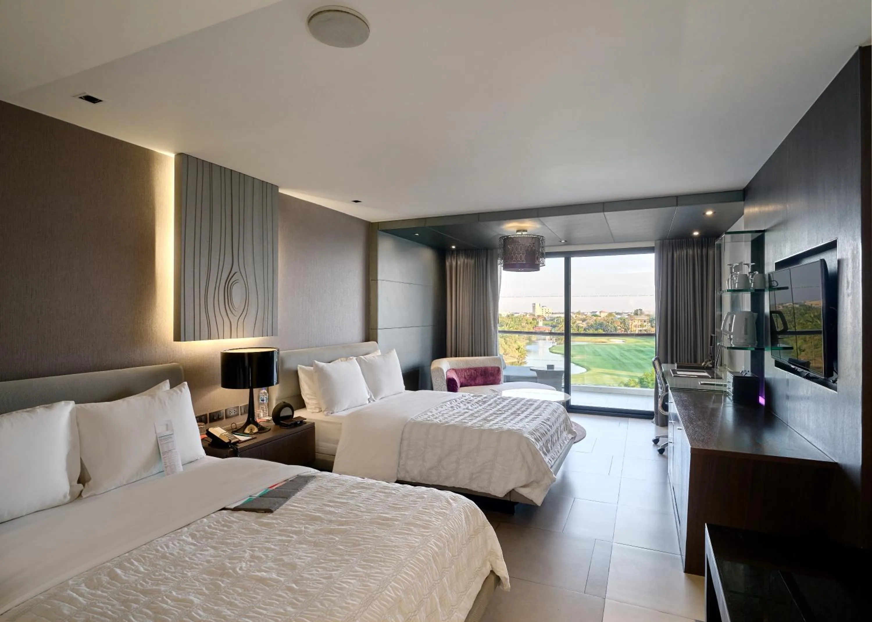 Bed in Le Meridien Suvarnabhumi, Bangkok Golf Resort and Spa