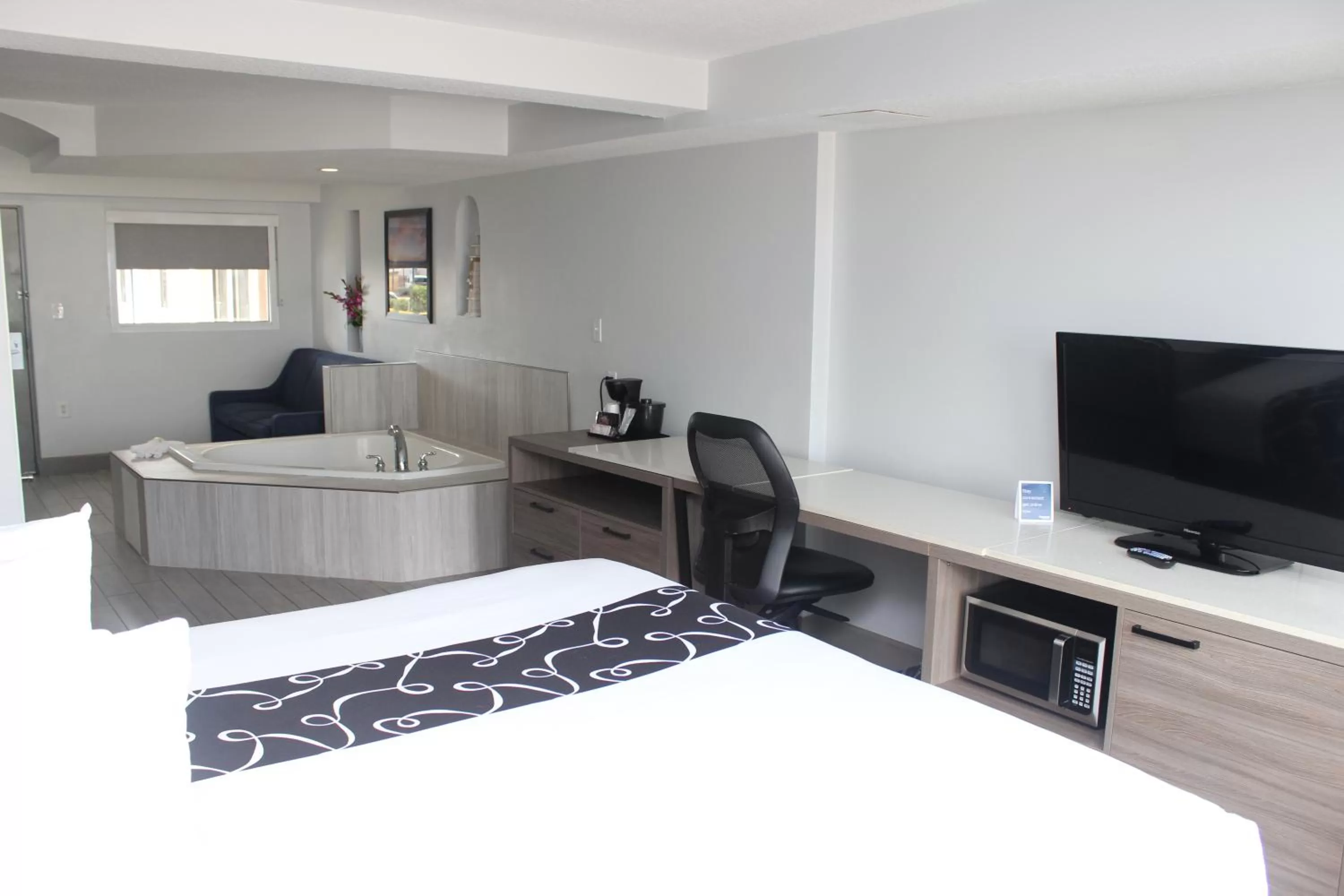 Photo of the whole room, Bed in La Quinta by Wyndham Oceanfront Daytona Beach