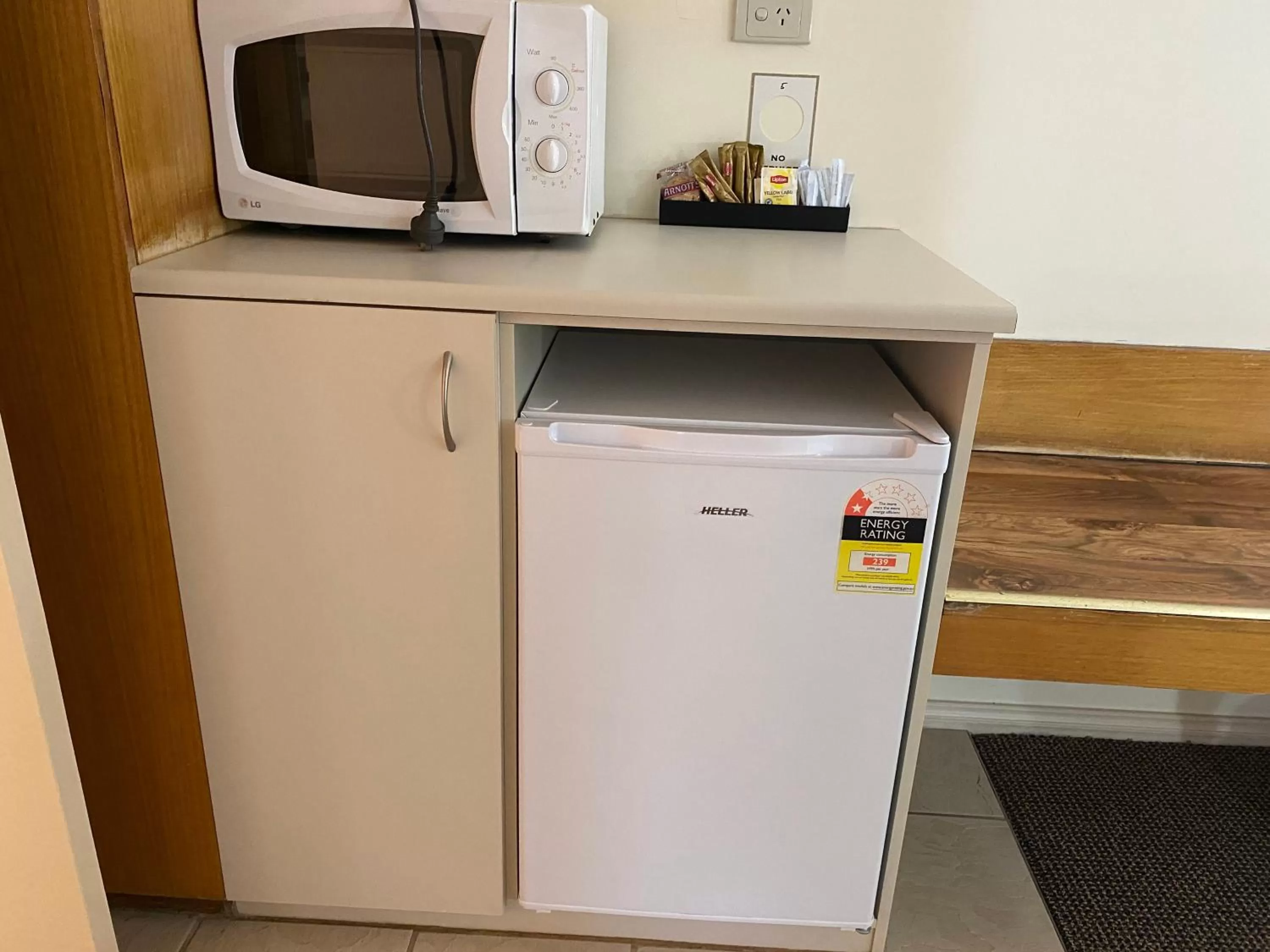 Coffee/tea facilities, Kitchen/Kitchenette in All Settlers Motor Inn Parkes