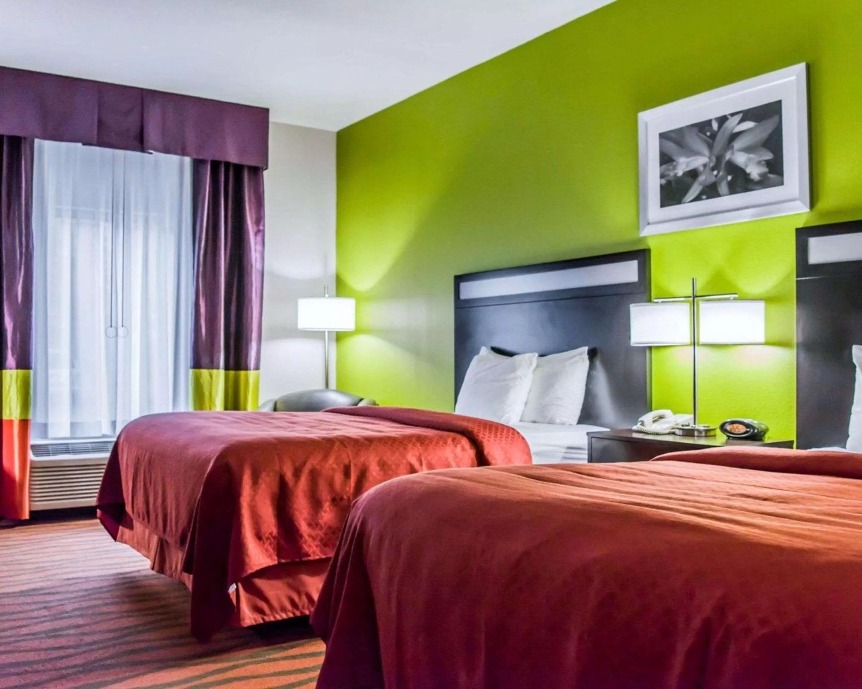 Photo of the whole room, Bed in Quality Suites Fort Myers I-75