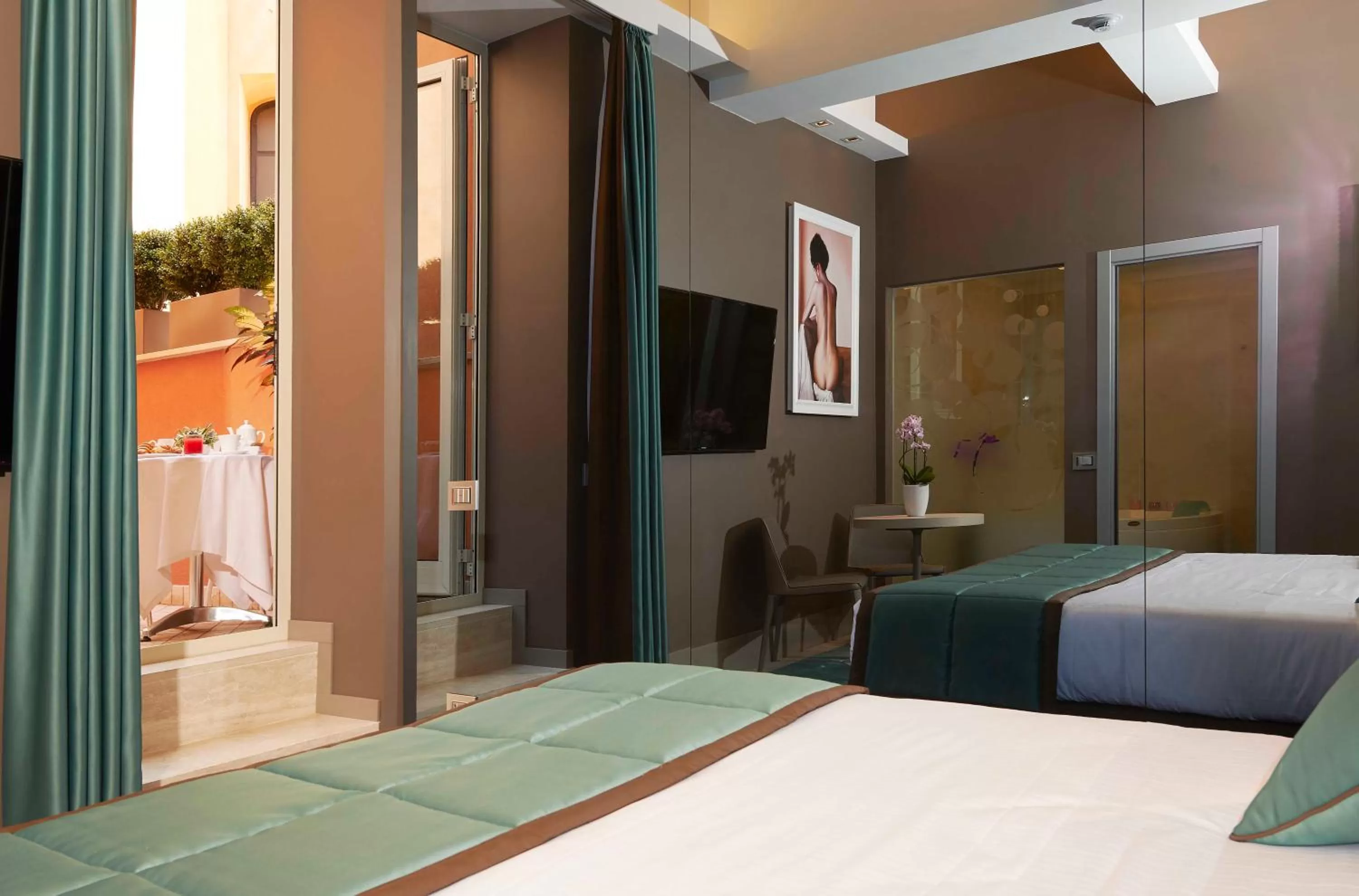 Balcony/Terrace, Bed in Harry's Bar Trevi Hotel & Restaurant