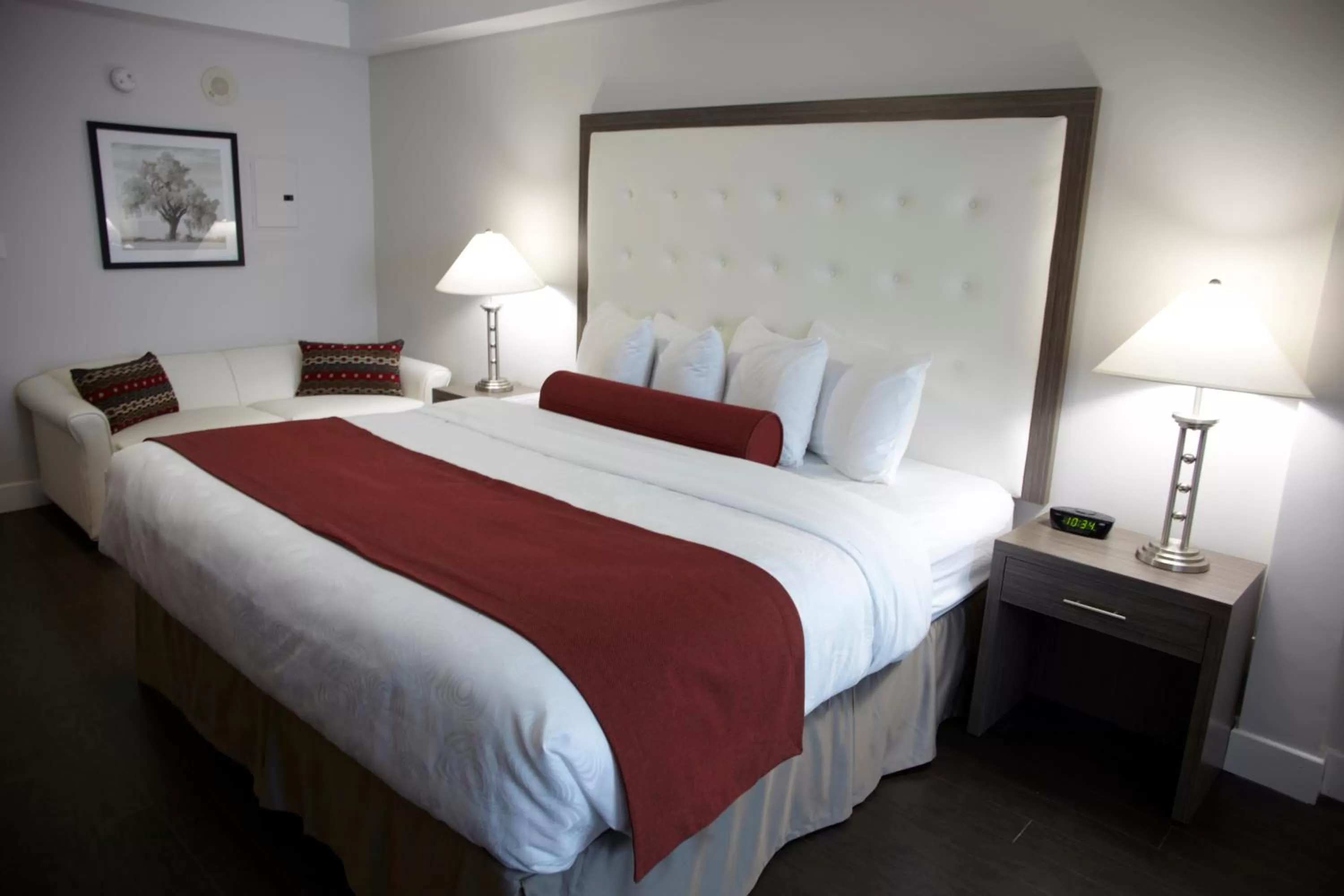 Bed in Admiral Inn Mississauga