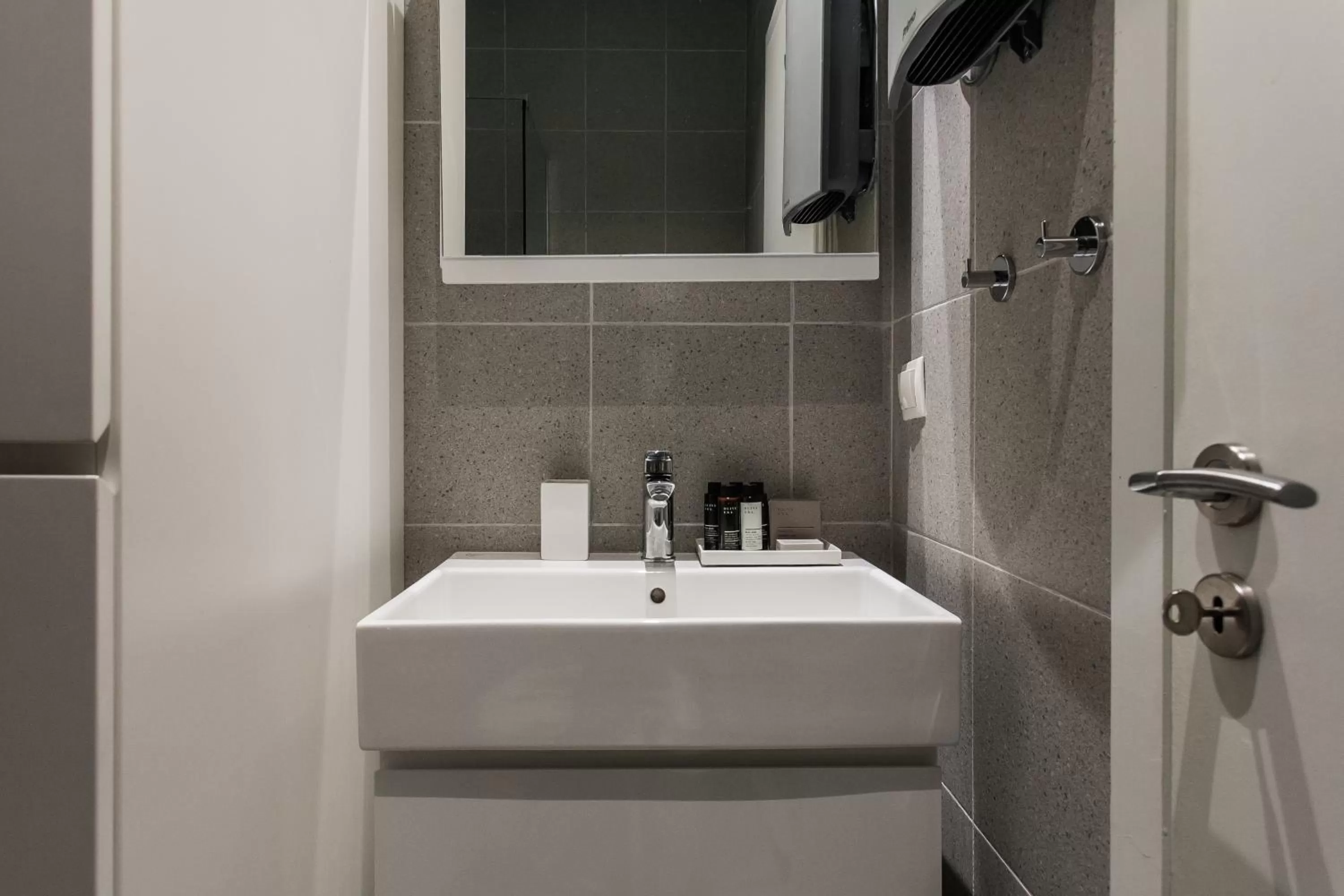 Bathroom in ZOIA The Hill by UPSTREET