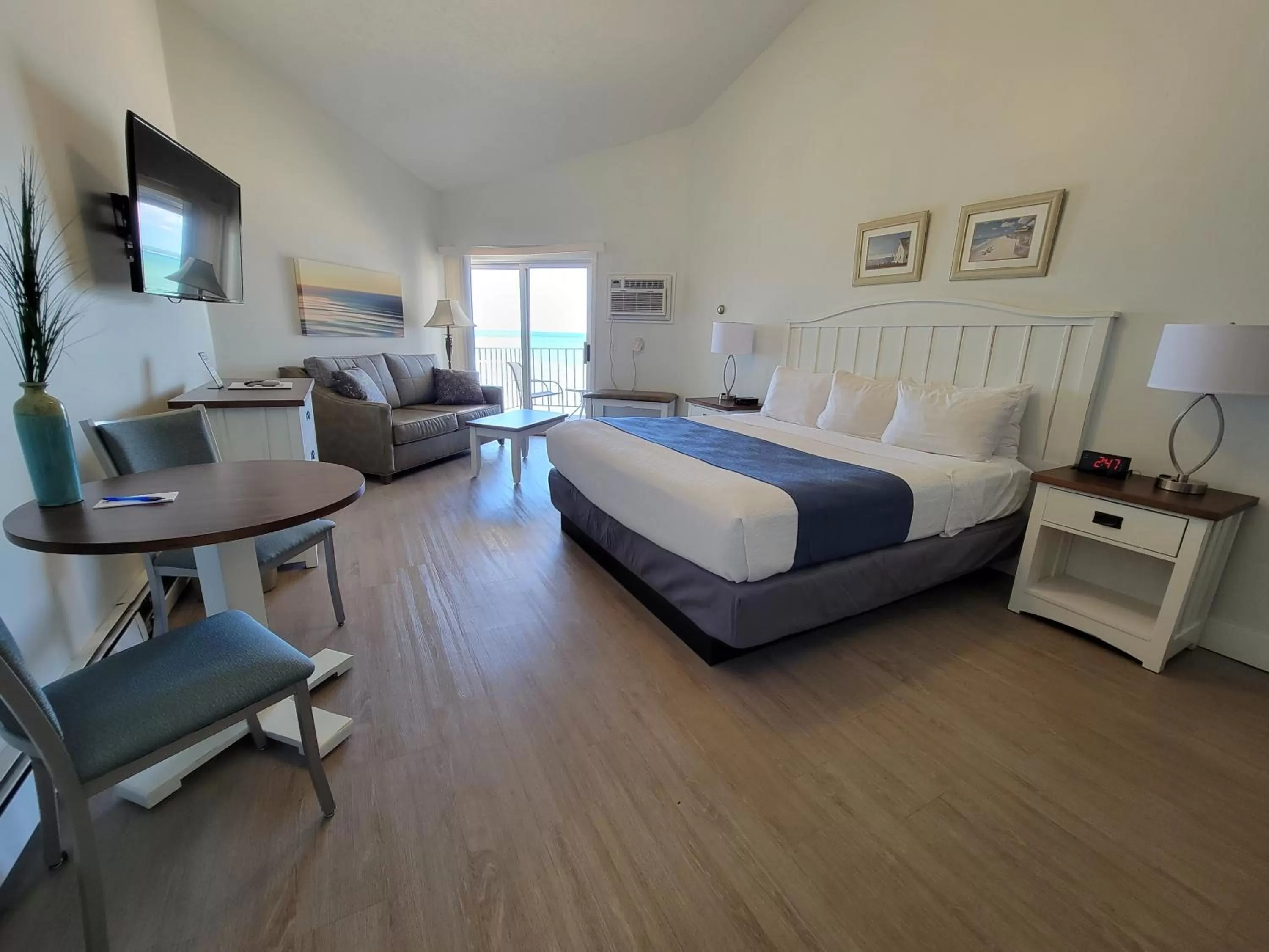 Photo of the whole room, Bed in Pointes North Beachfront Hotel - 2 Person Spa Tub Studios