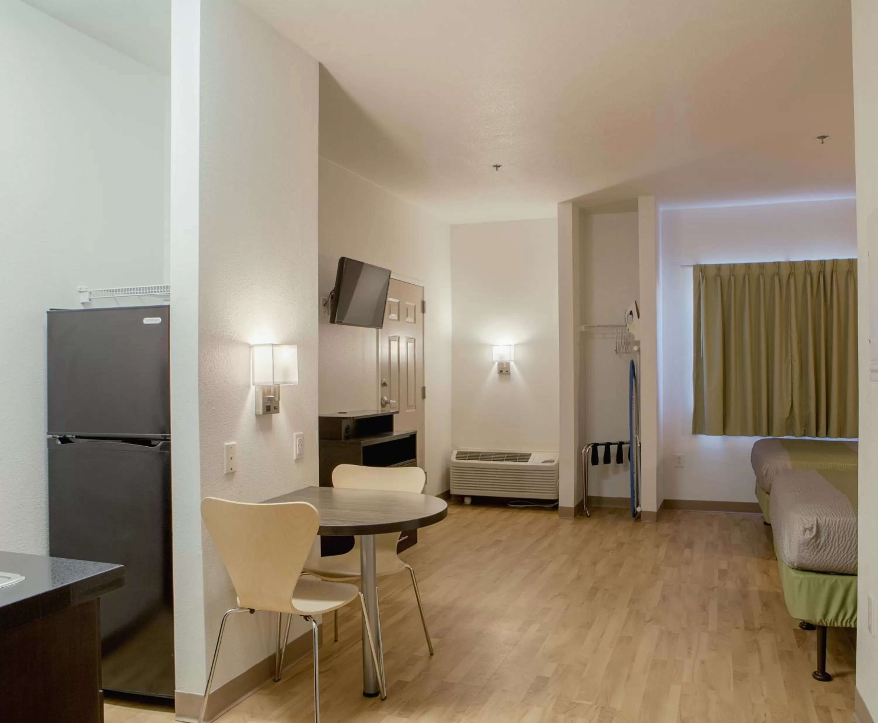 Dining area in Studio 6-Mcallen, TX