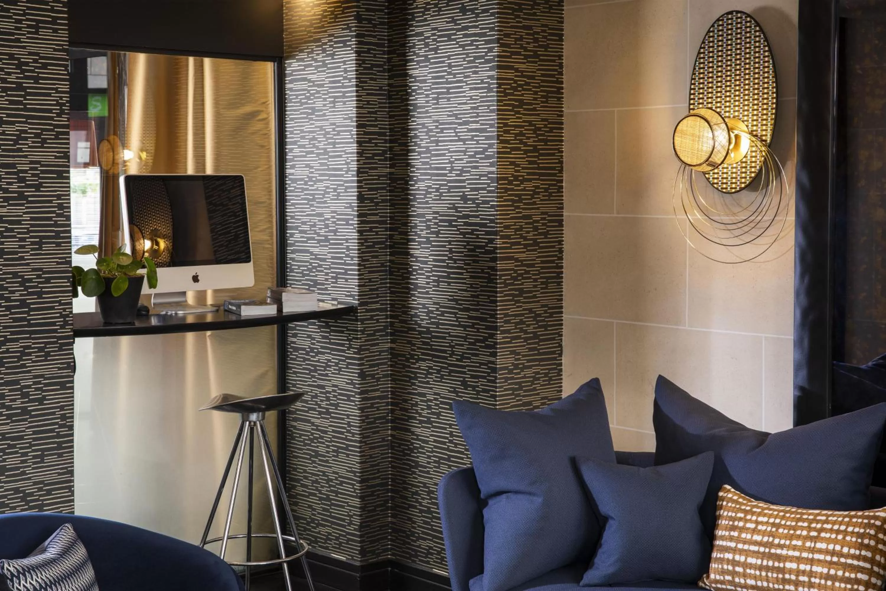 Lounge or bar in Hôtel Elysées Régencia