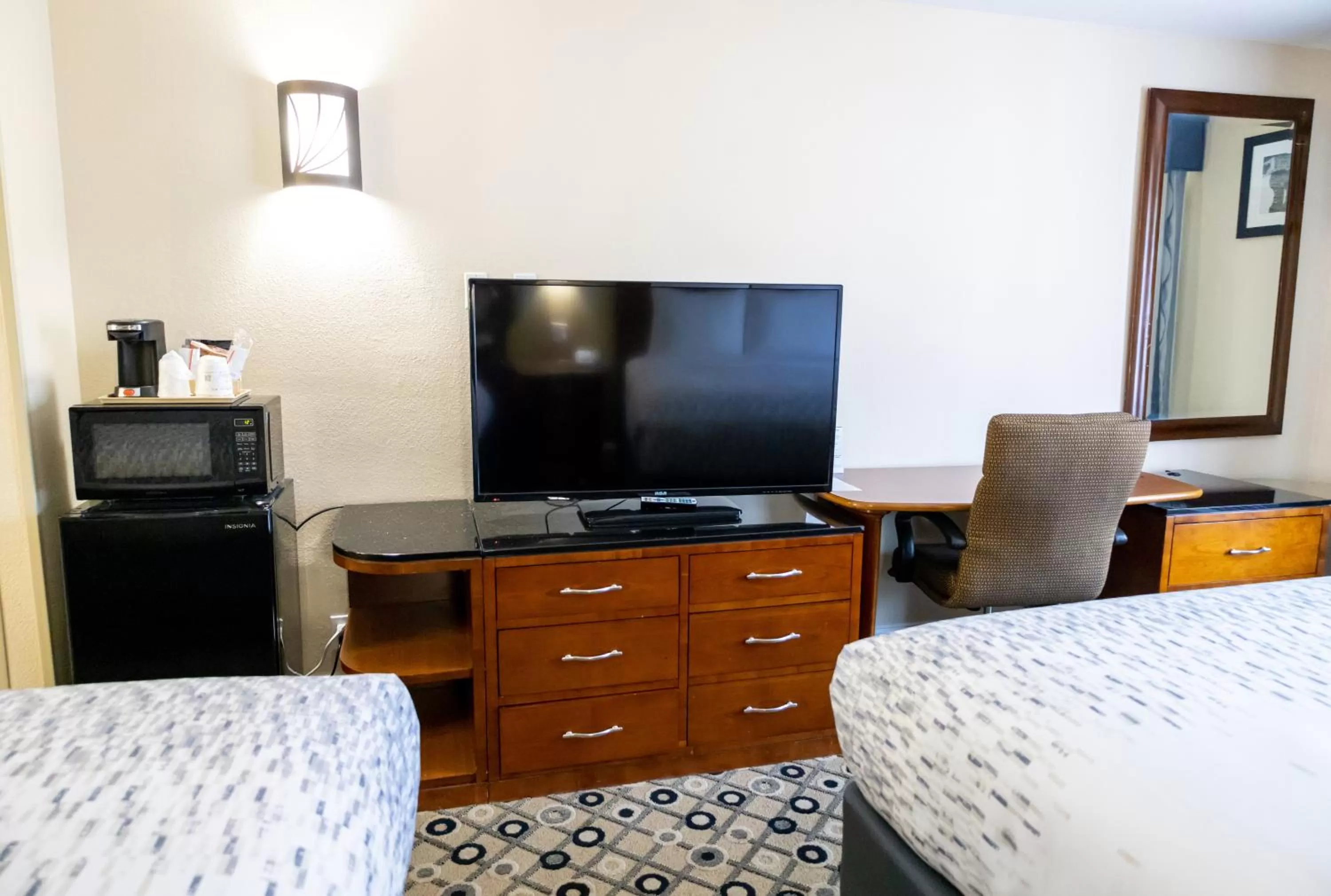 TV and multimedia, Bed in Days Inn by Wyndham College Park Atlanta Airport South