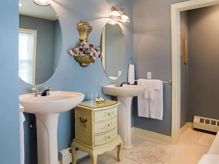 Shower in Inn on the Harbour and Telegraph House